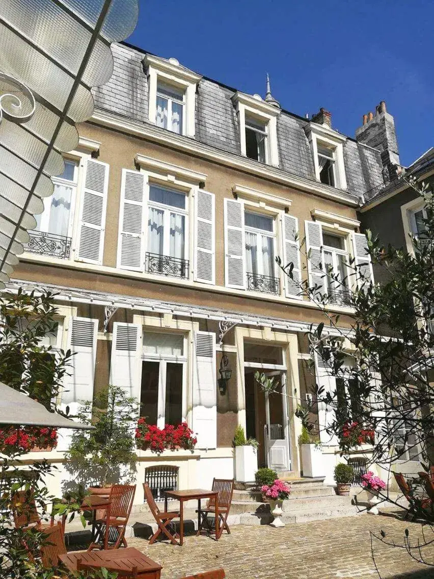 Enclos de l'Evêché Enclos de l'Evêché