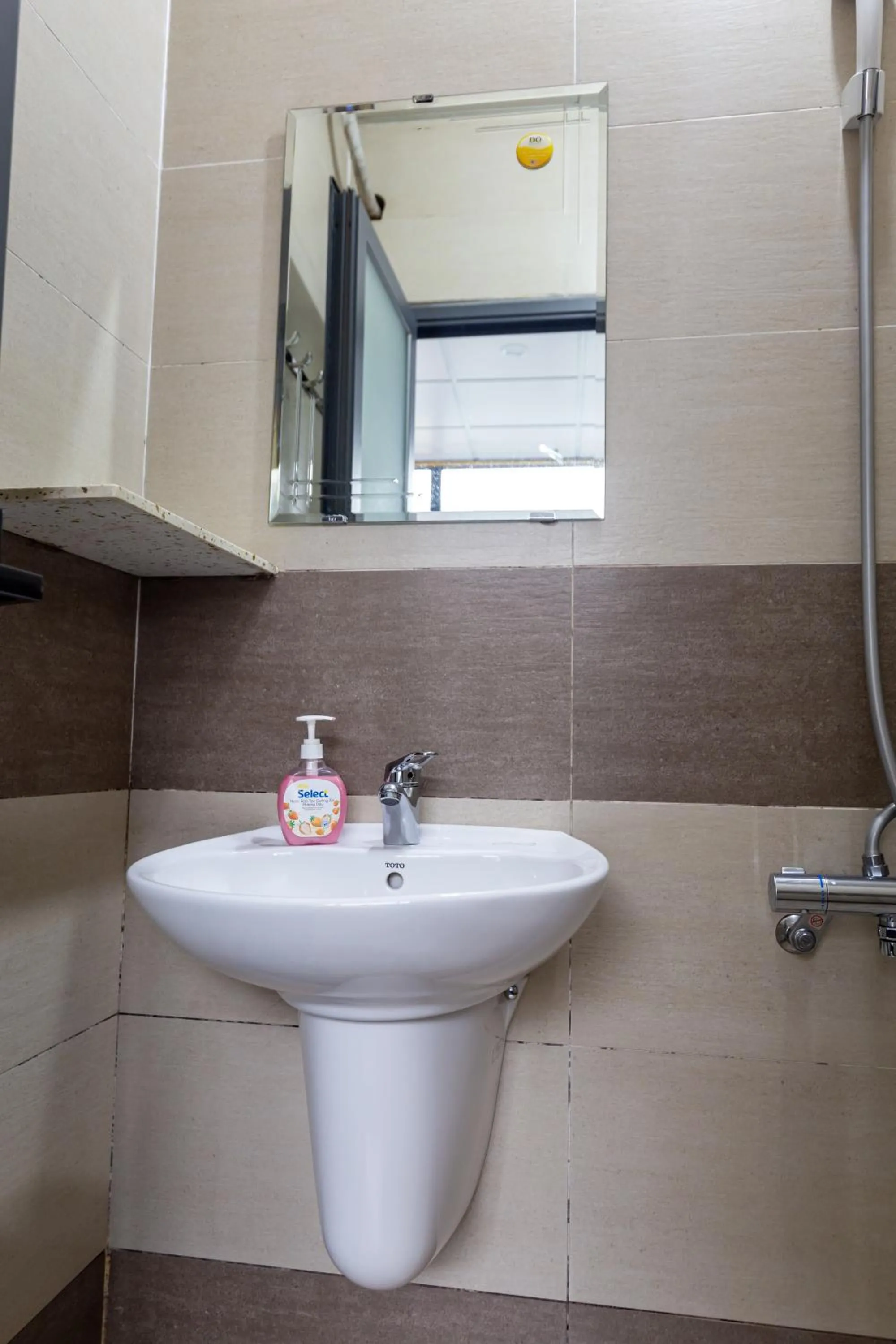 Shower in Cola's Homestay