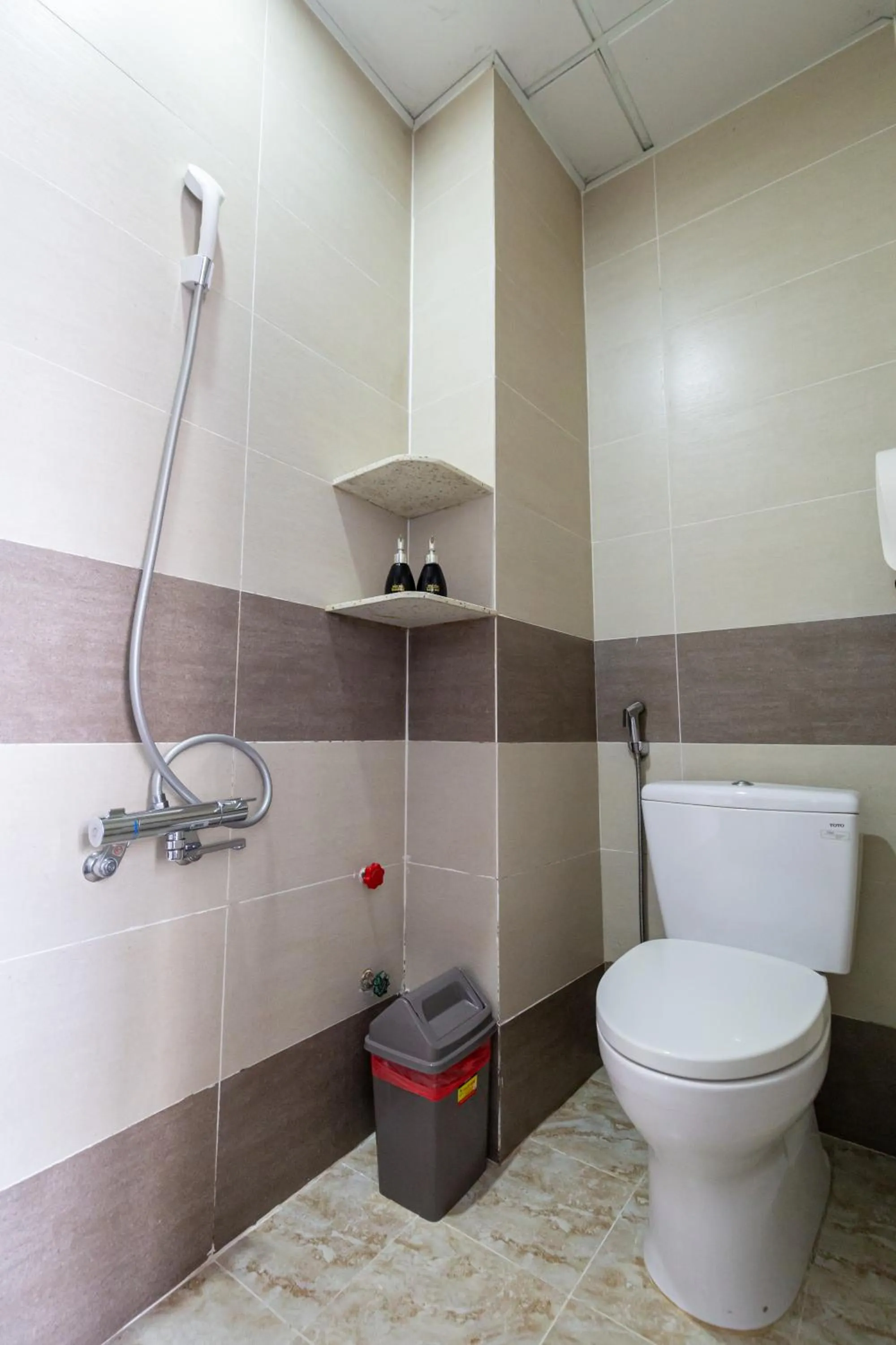 Shower in Cola's Homestay