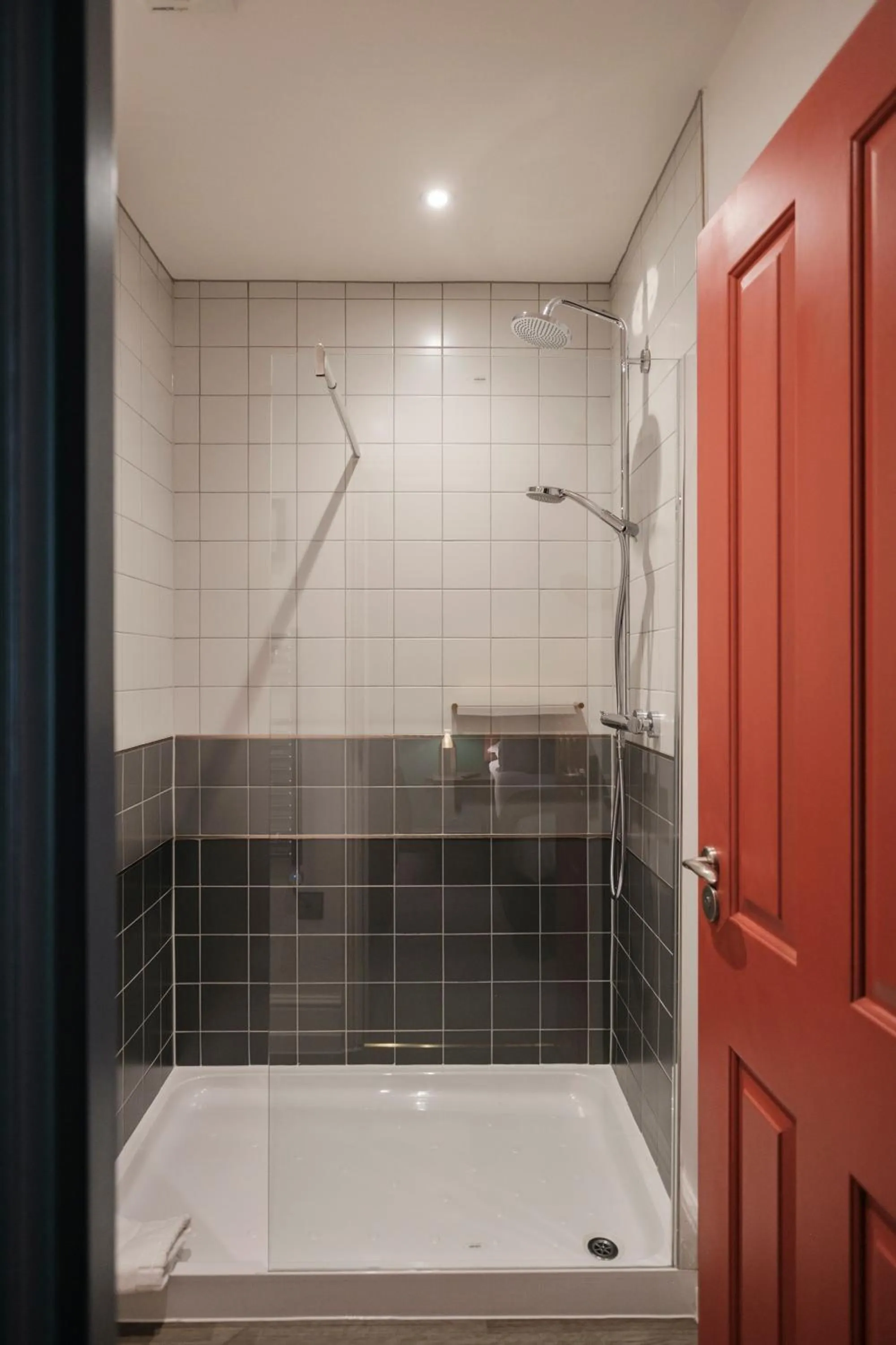 Shower in The White Star Tavern