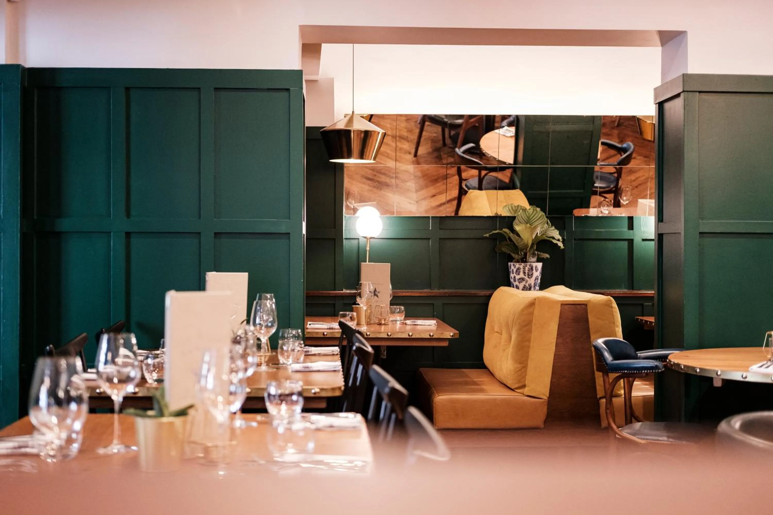 Restaurant/places to eat in The White Star Tavern