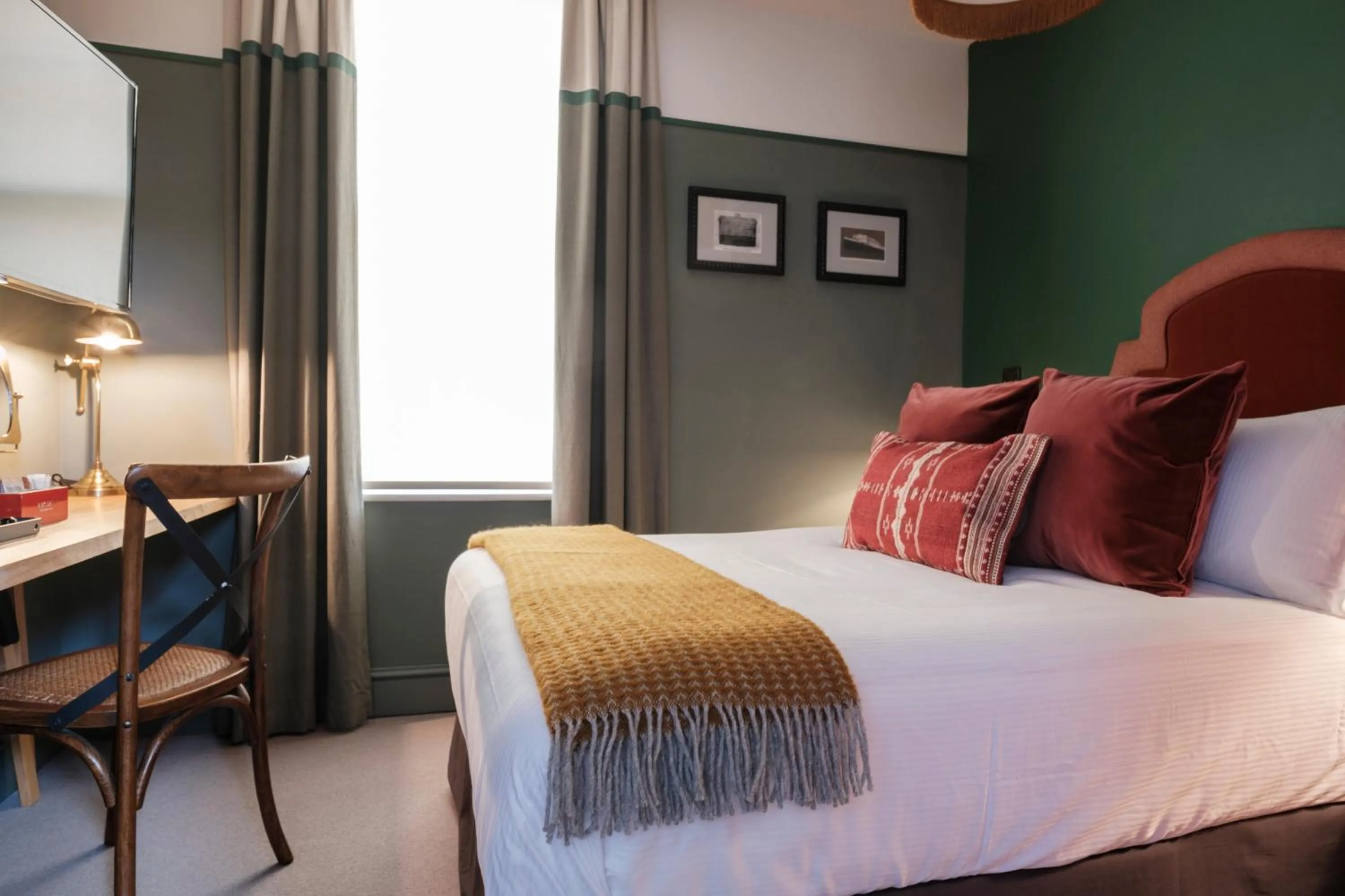 Bedroom, Bed in The White Star Tavern