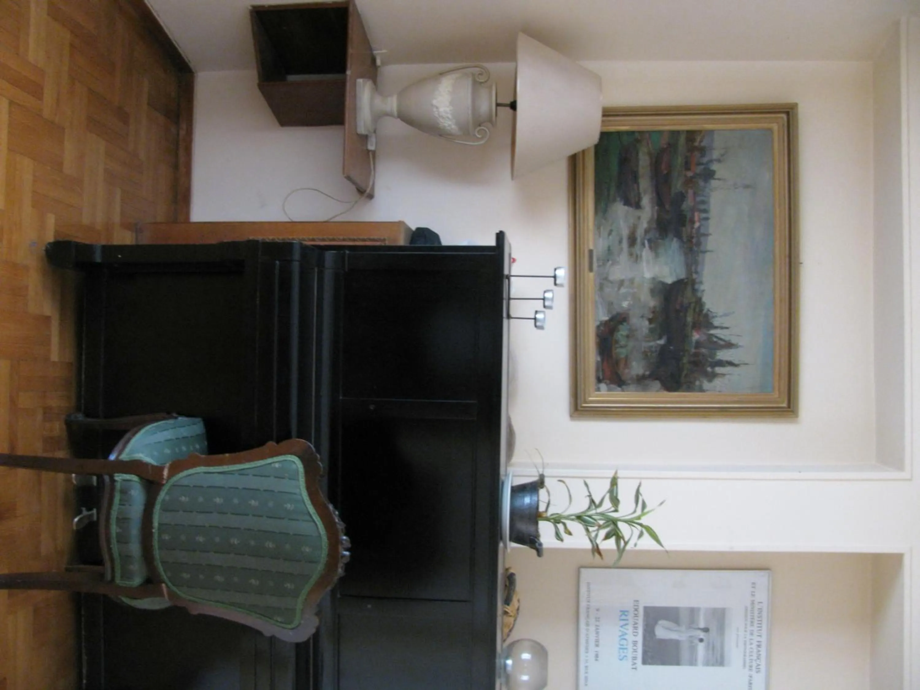 Communal lounge/ TV room in Art Gallery Hotel