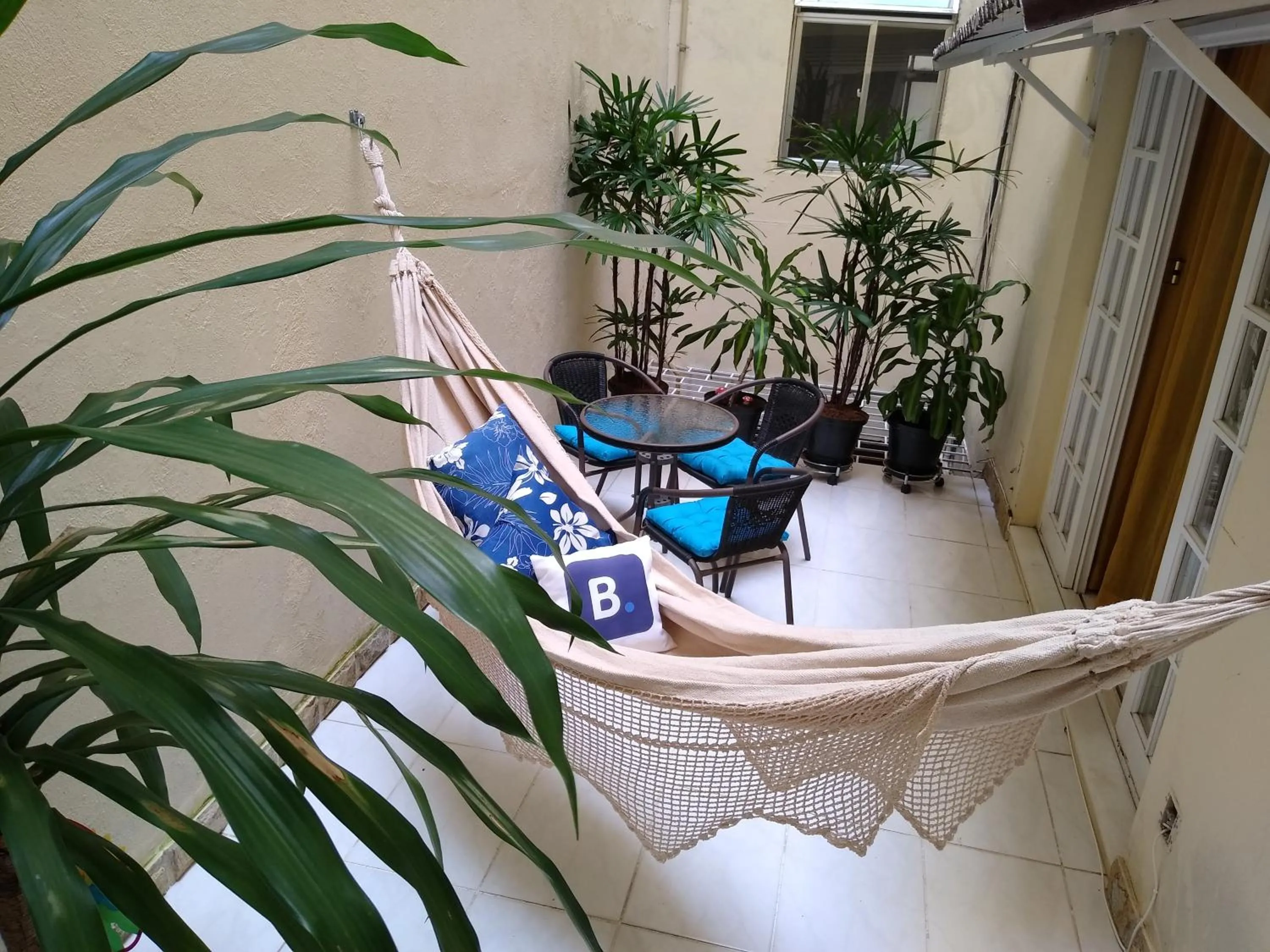 Patio in Aconchegante ao lado do shopping com garagem e Wifi