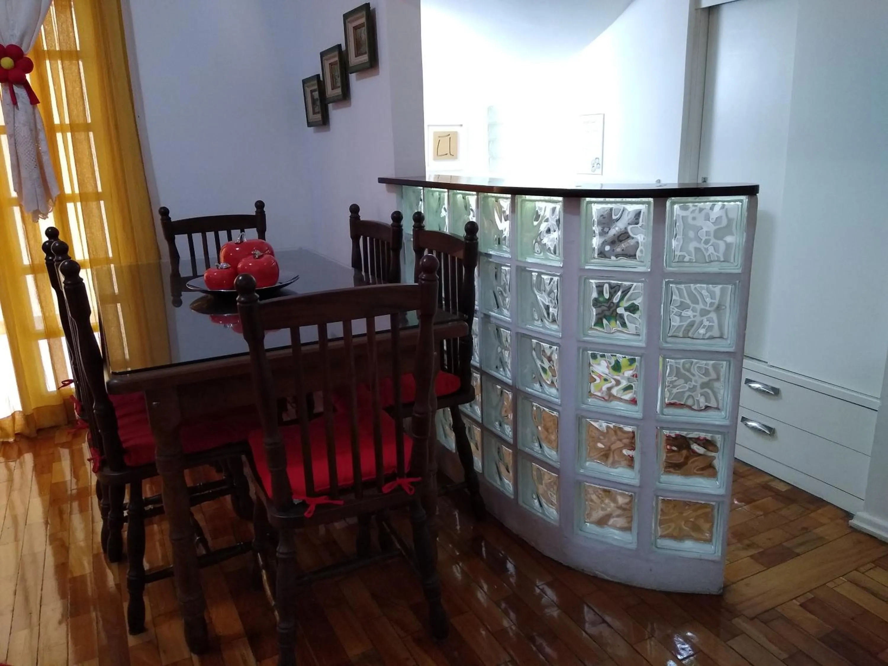 Living room in Aconchegante ao lado do shopping com garagem e Wifi