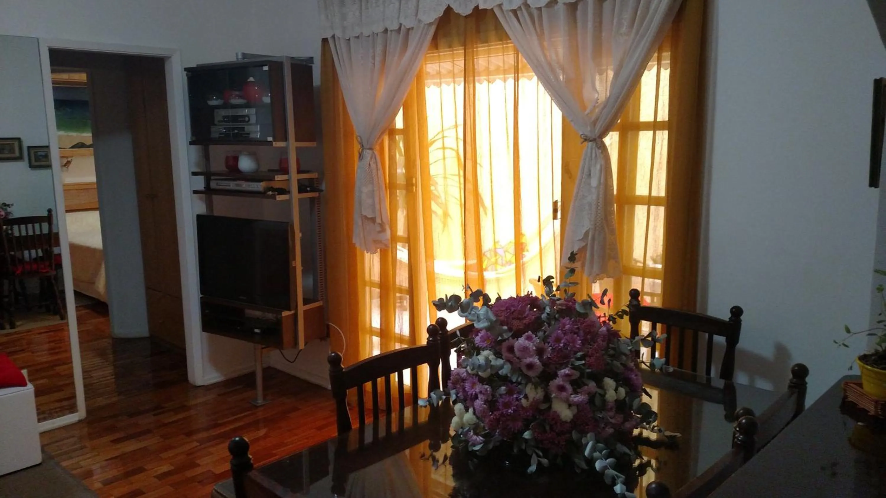 Communal lounge/ TV room in Aconchegante ao lado do shopping com garagem e Wifi