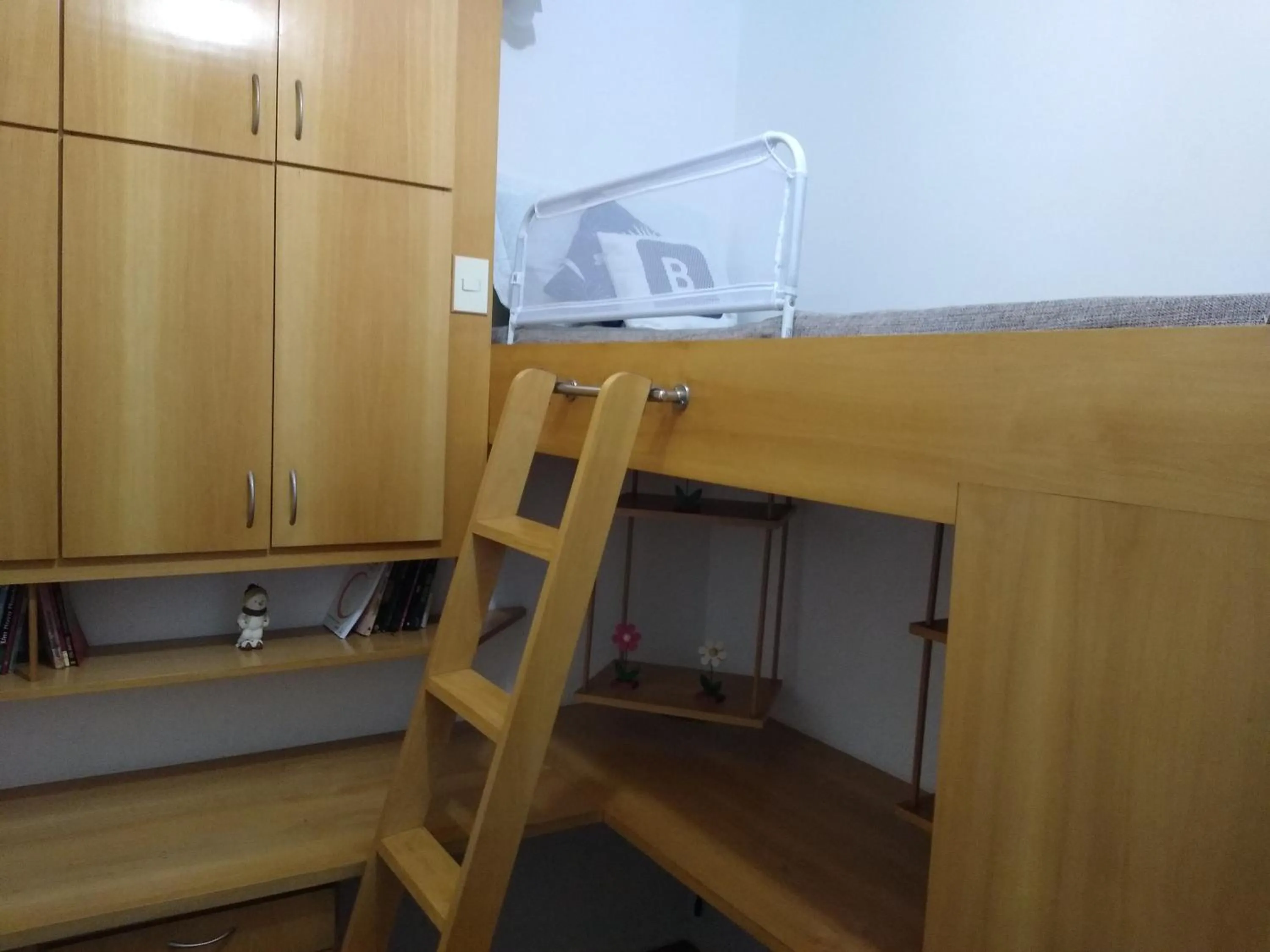 bunk bed in Aconchegante ao lado do shopping com garagem e Wifi