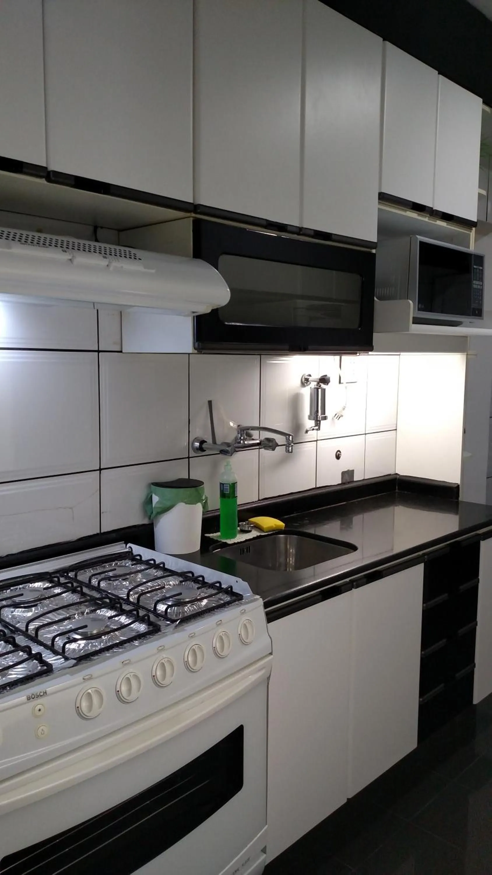 Communal kitchen in Aconchegante ao lado do shopping com garagem e Wifi