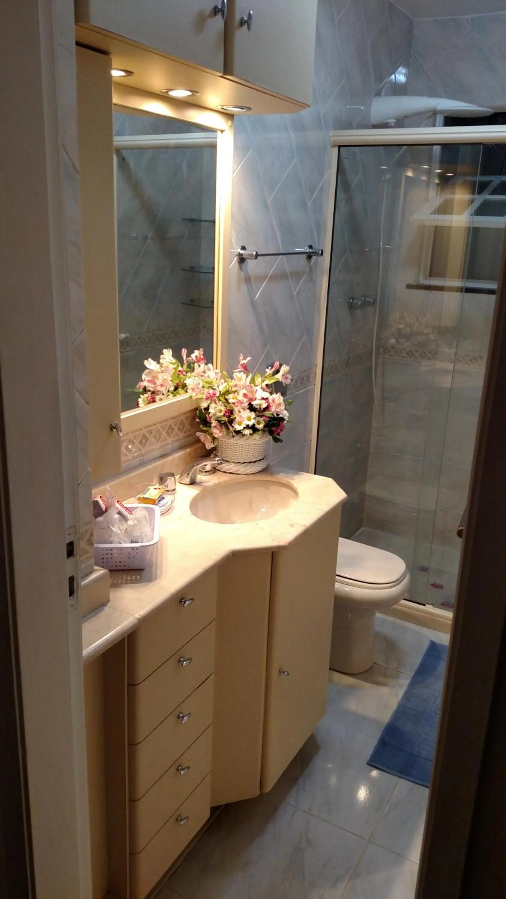 Bathroom in Aconchegante ao lado do shopping com garagem e Wifi