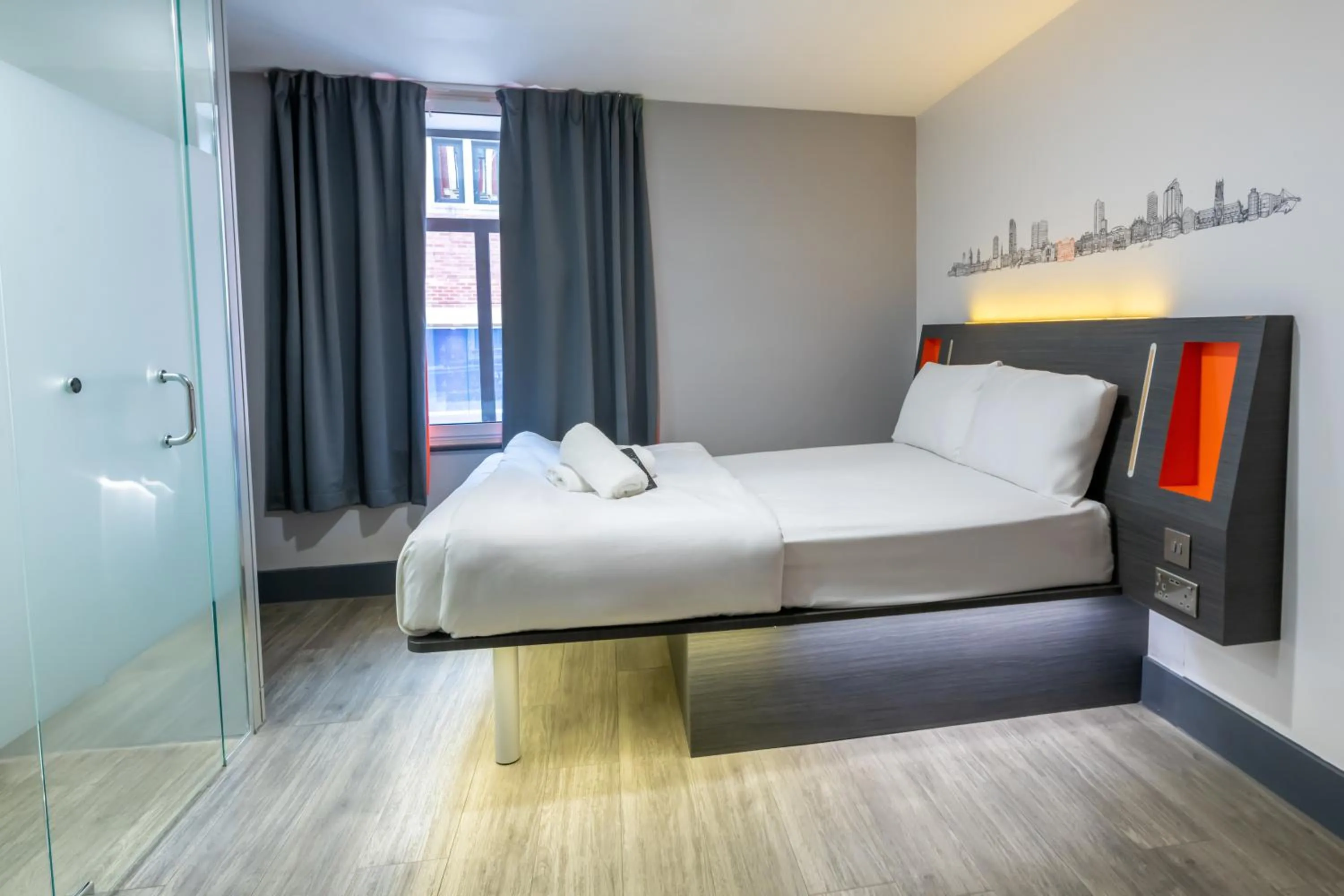 Bedroom, Bed in easyHotel Leeds