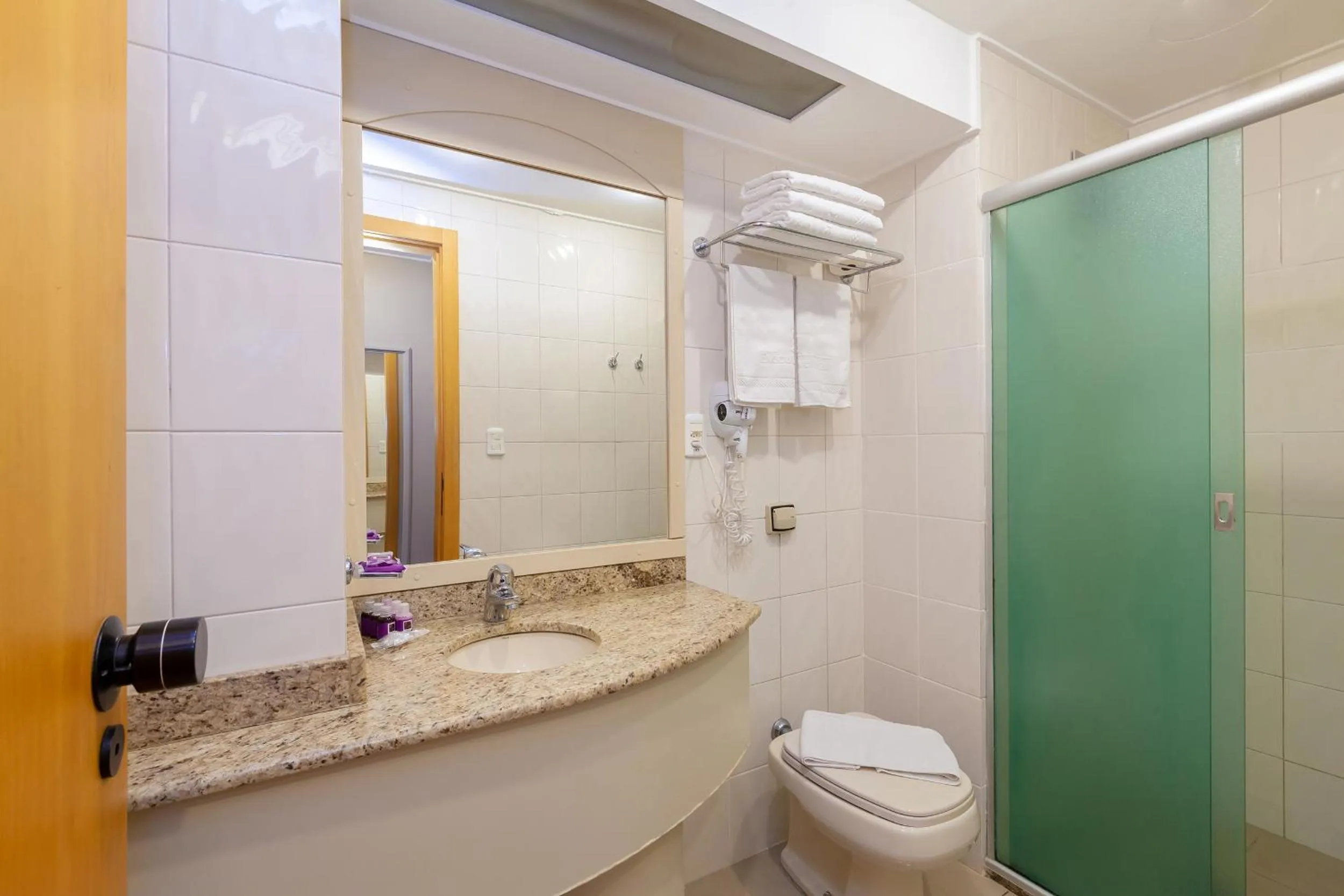 Bathroom in Tri Hotel & Flat Caxias