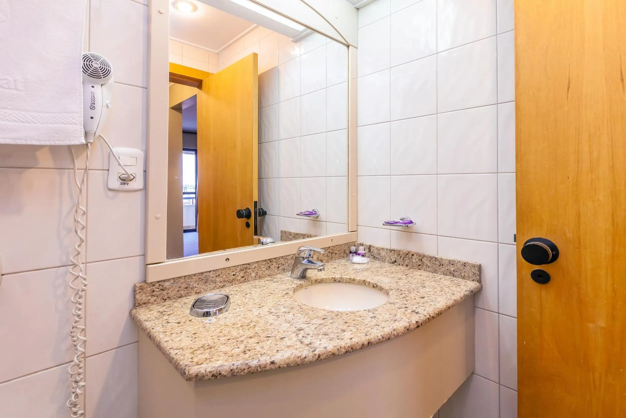 Bathroom in Tri Hotel & Flat Caxias