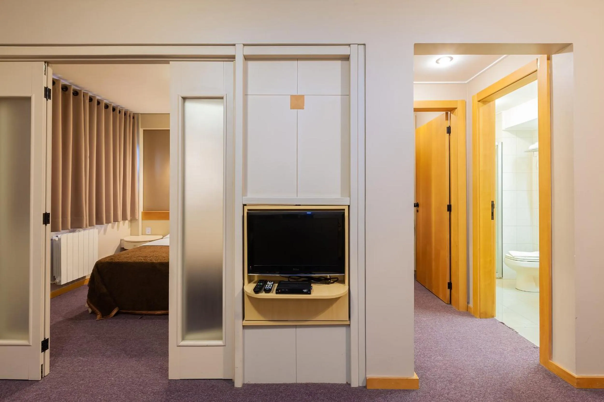 Living room, Bed in Tri Hotel & Flat Caxias