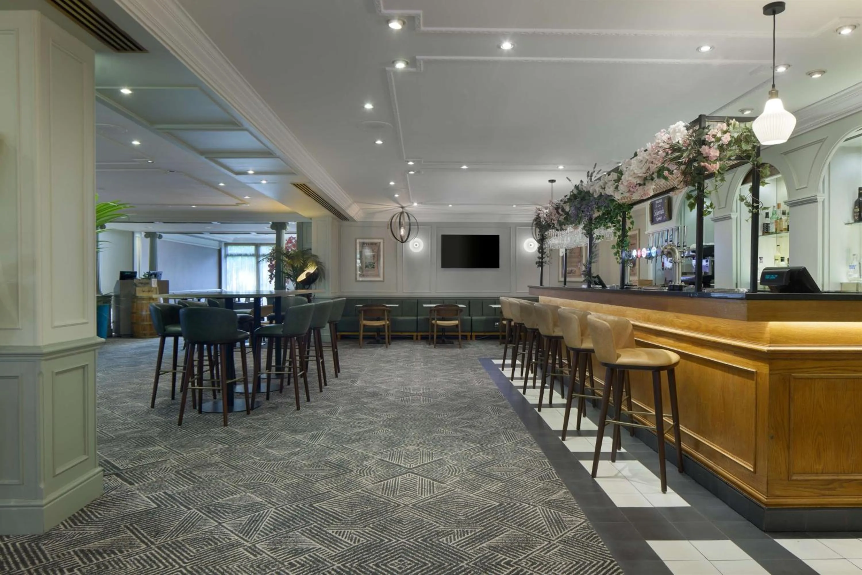 Lounge or bar in DoubleTree by Hilton Southampton
