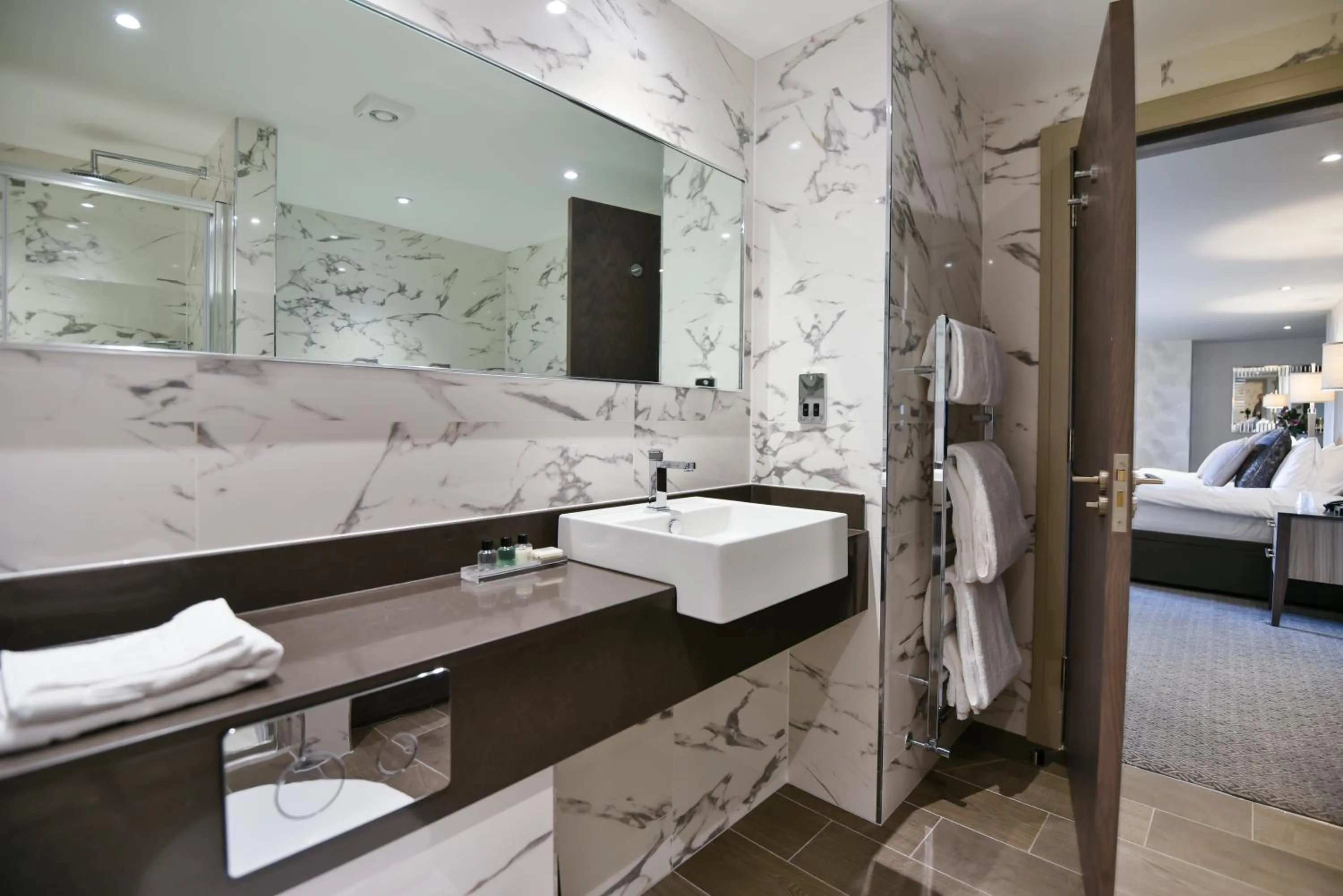 Bathroom, Bed in Hetland Hall Hotel