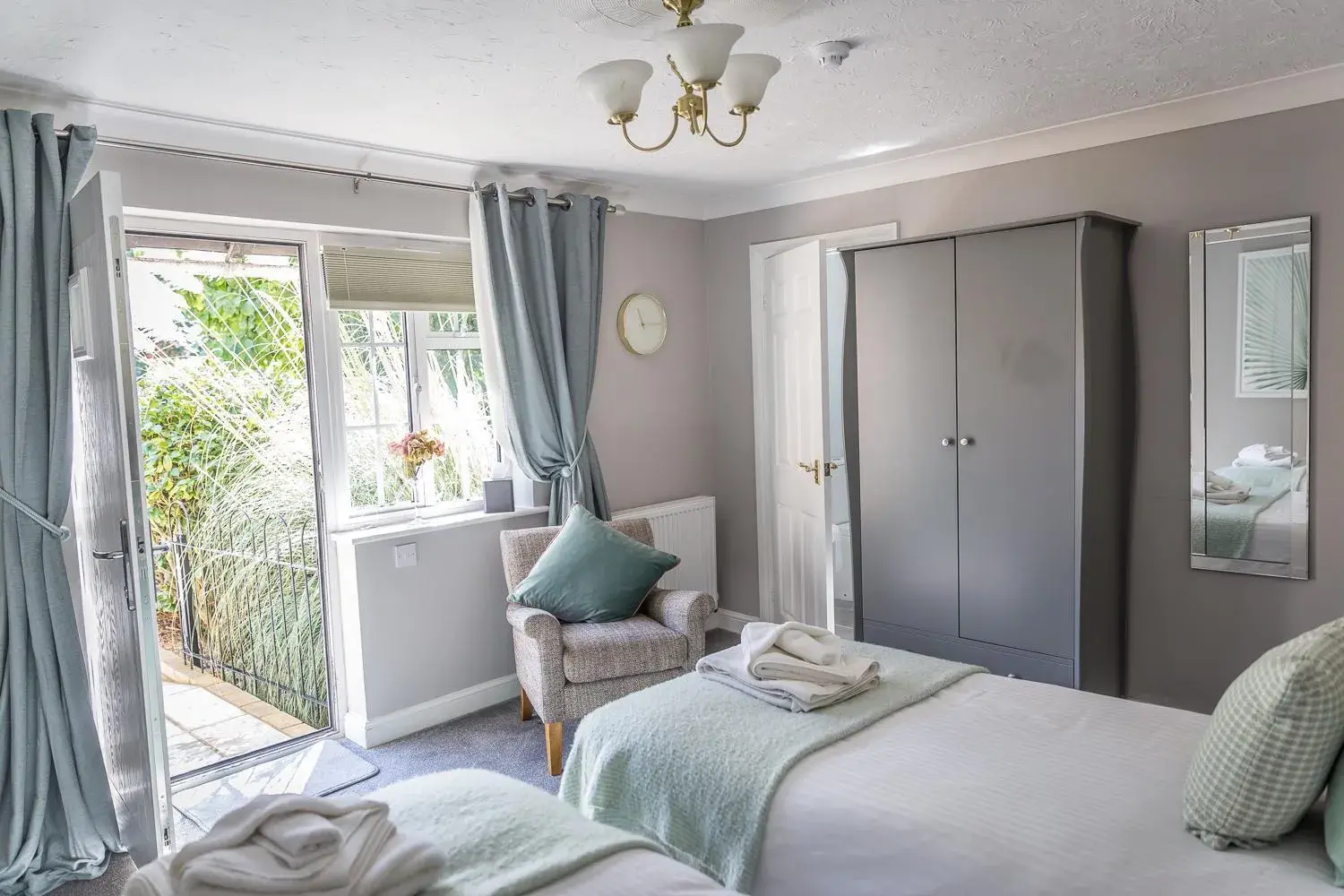 Classic Twin Room in Cricket Field House Classic Twin Room in Cricket Field House