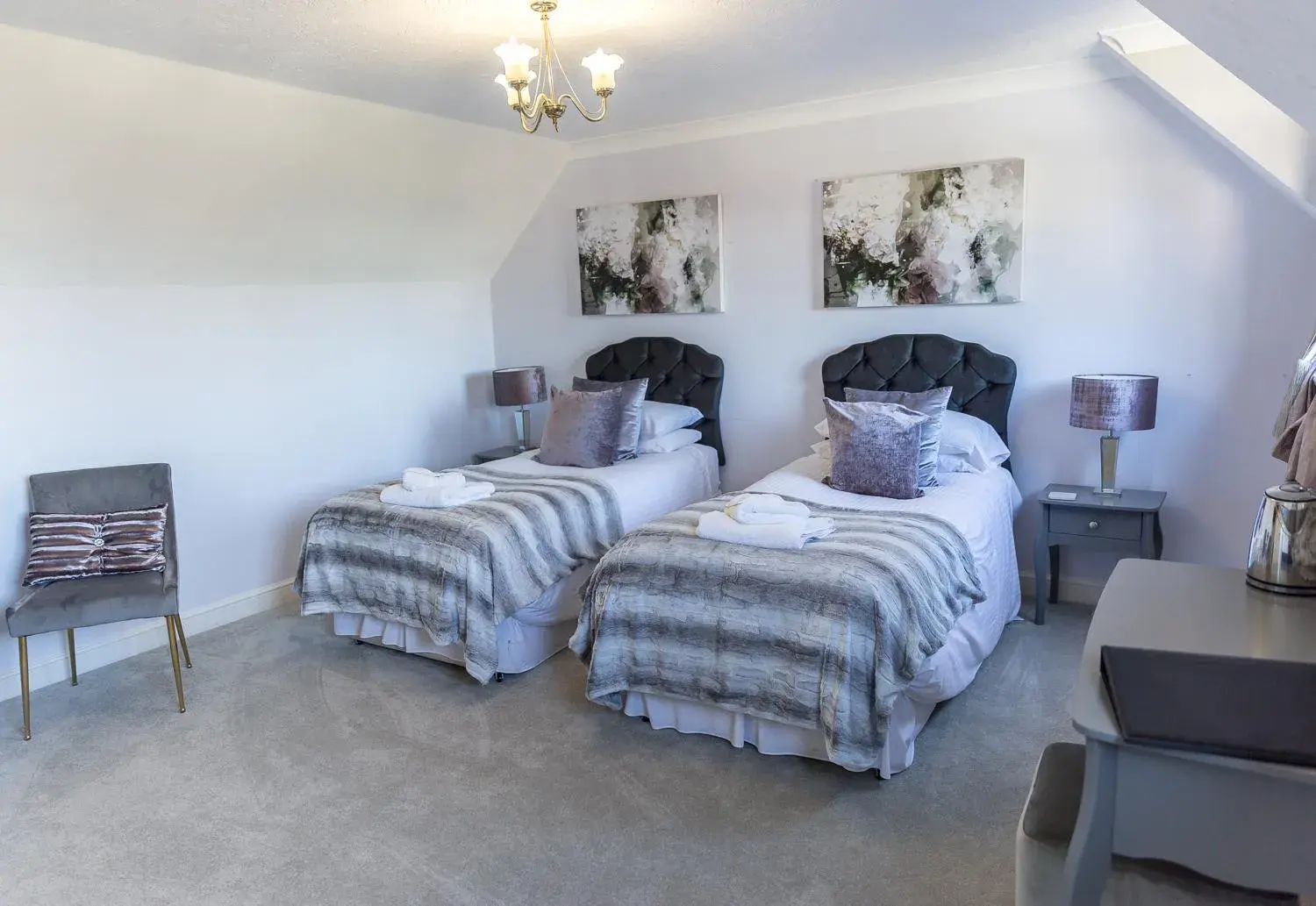 Classic Twin Room in Cricket Field House Classic Twin Room in Cricket Field House