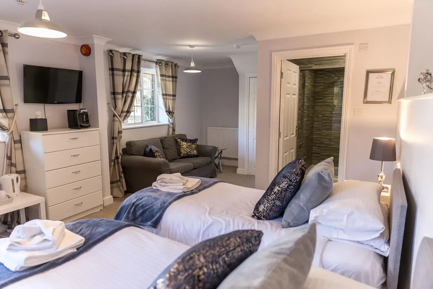 Luxury King or Twin Suite in Cricket Field House Luxury King or Twin Suite in Cricket Field House