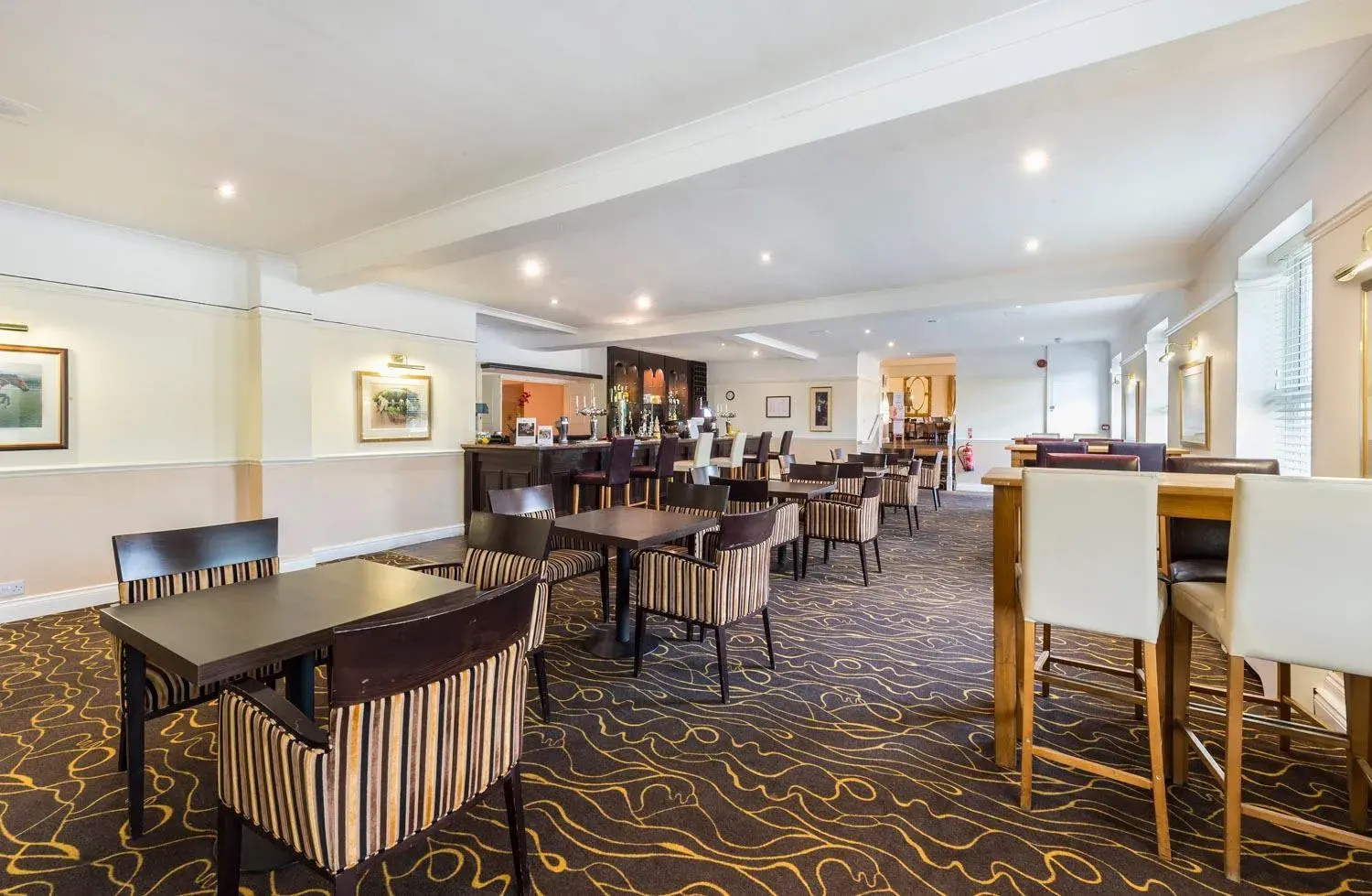 Lounge or bar in Ramada by Wyndham Cheltenham Lounge or bar in Ramada by Wyndham Cheltenham