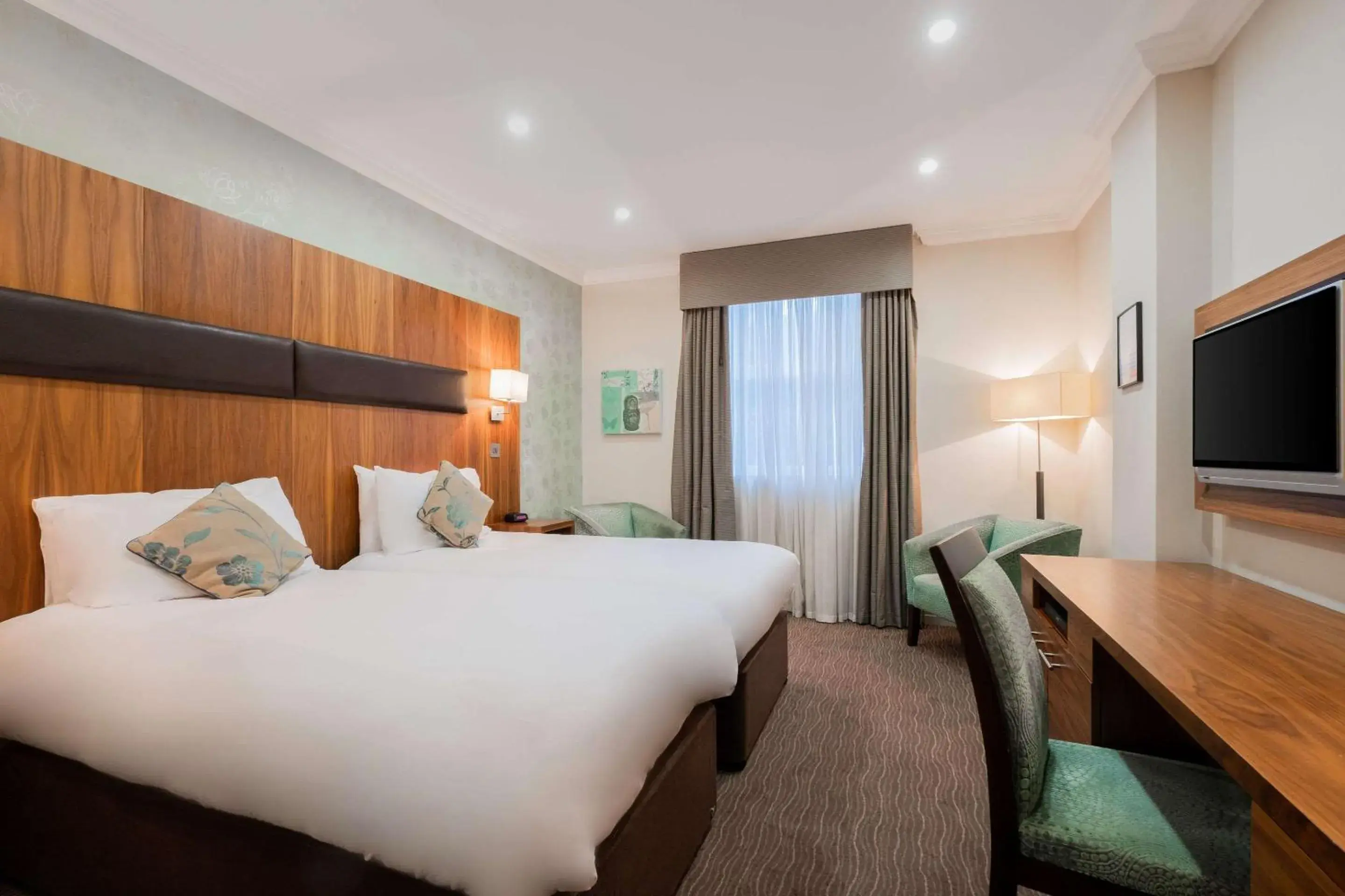 Photo of the whole room, Bed in Ramada by Wyndham Cheltenham Photo of the whole room, Bed in Ramada by Wyndham Cheltenham