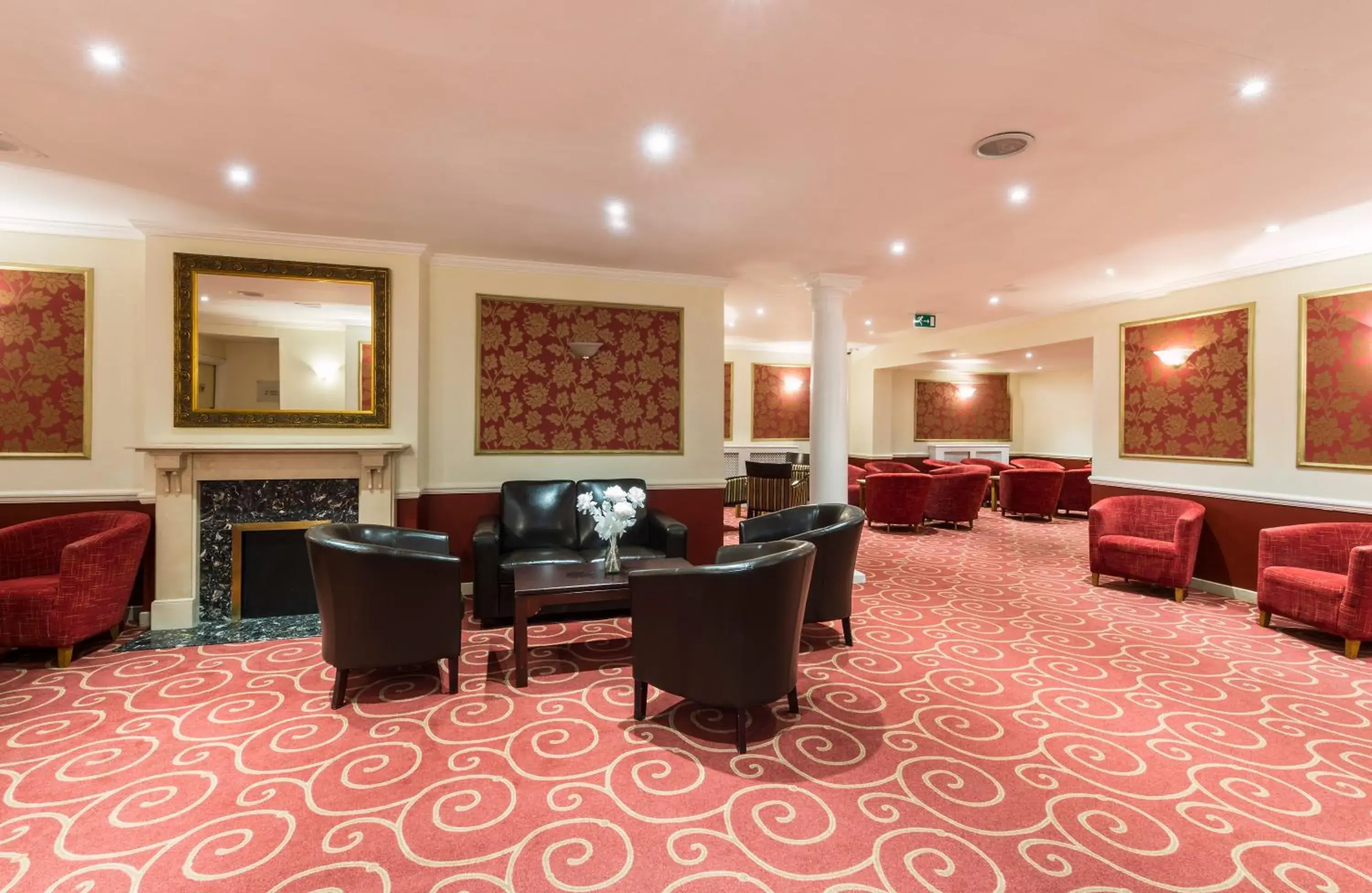 Lounge or bar in Ramada by Wyndham Cheltenham Lounge or bar in Ramada by Wyndham Cheltenham