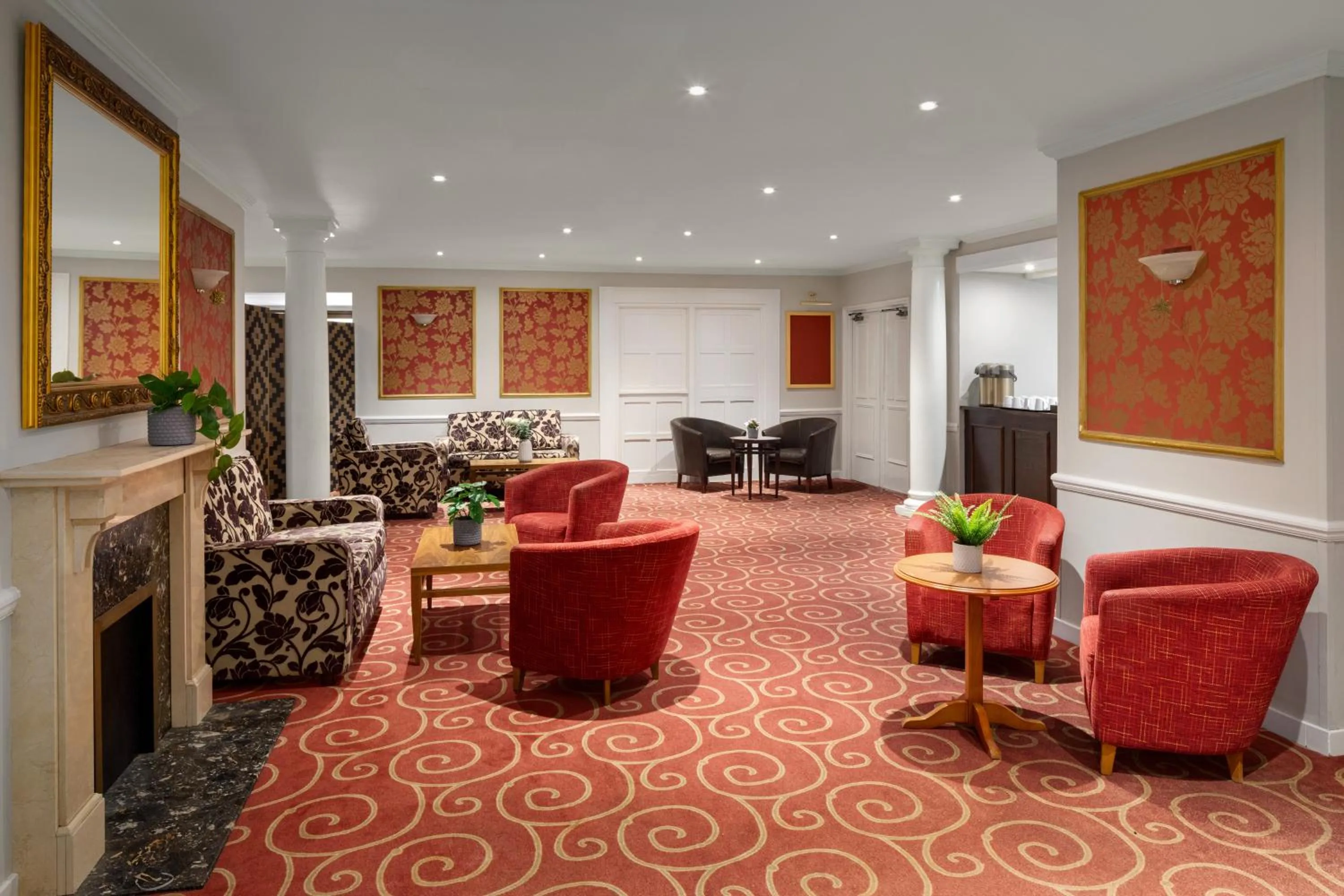 Lobby or reception in Ramada by Wyndham Cheltenham