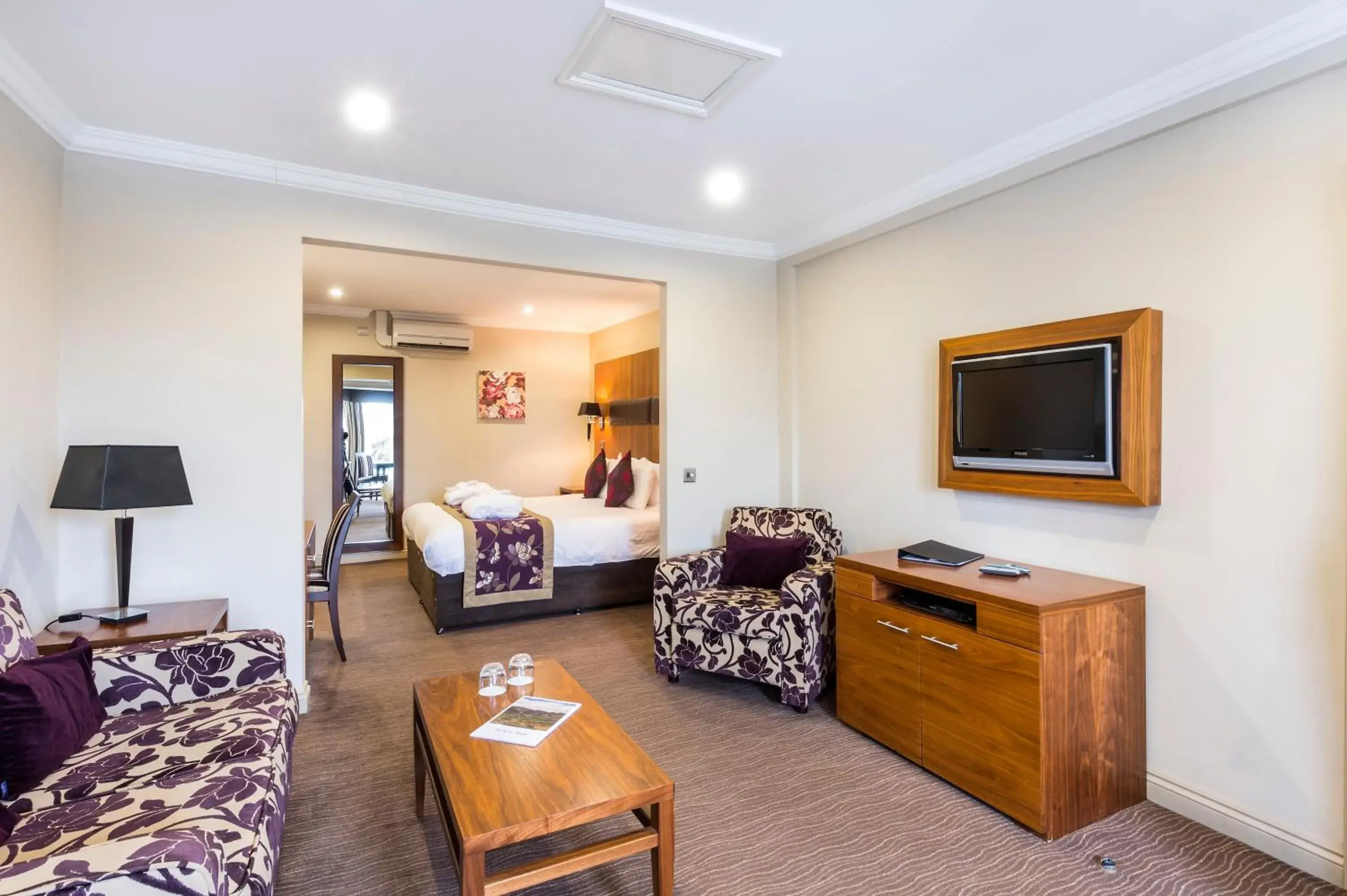 Communal lounge/ TV room, Bed in Ramada by Wyndham Cheltenham Communal lounge/ TV room, Bed in Ramada by Wyndham Cheltenham