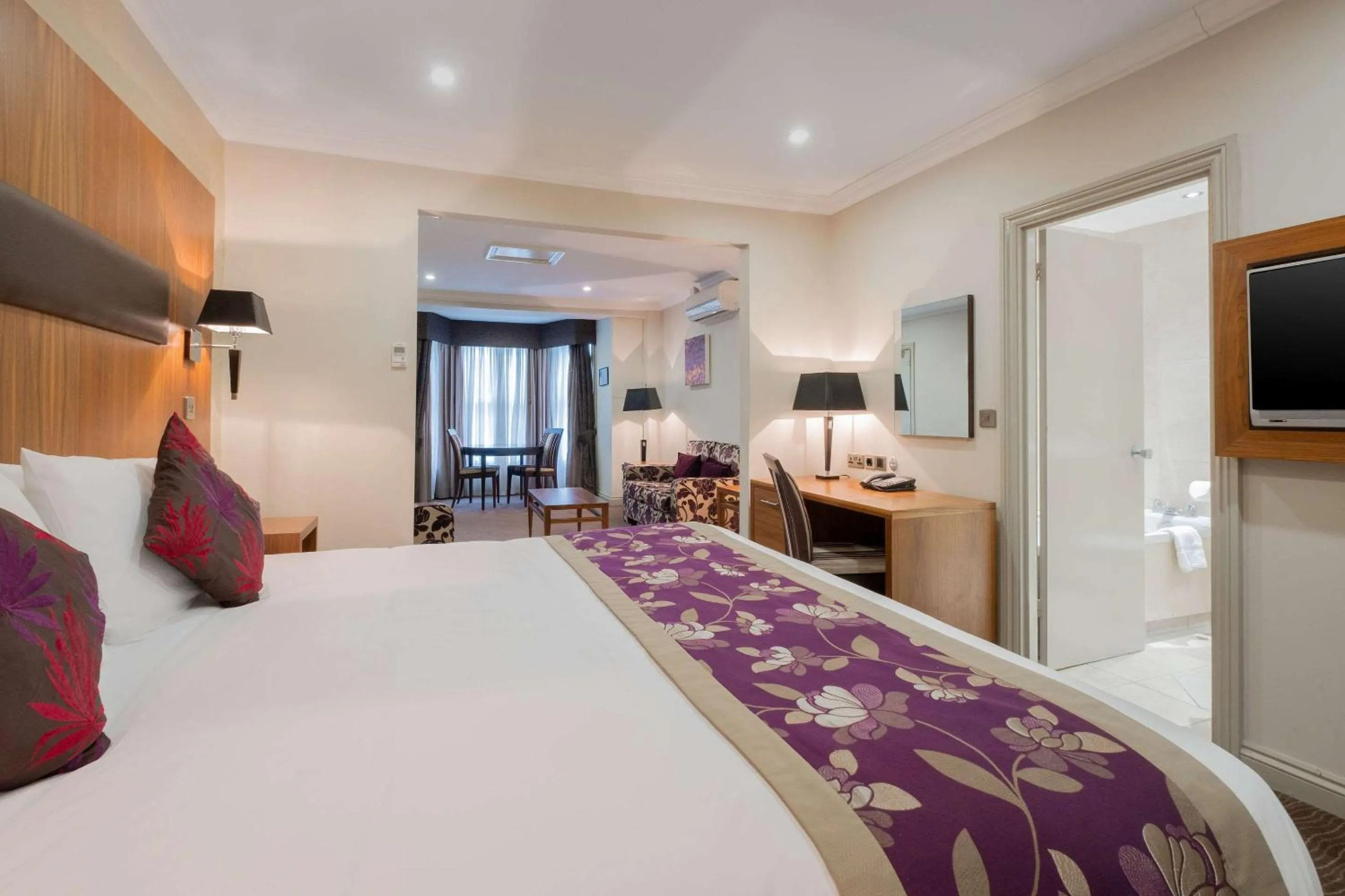 Photo of the whole room, Bed in Ramada by Wyndham Cheltenham