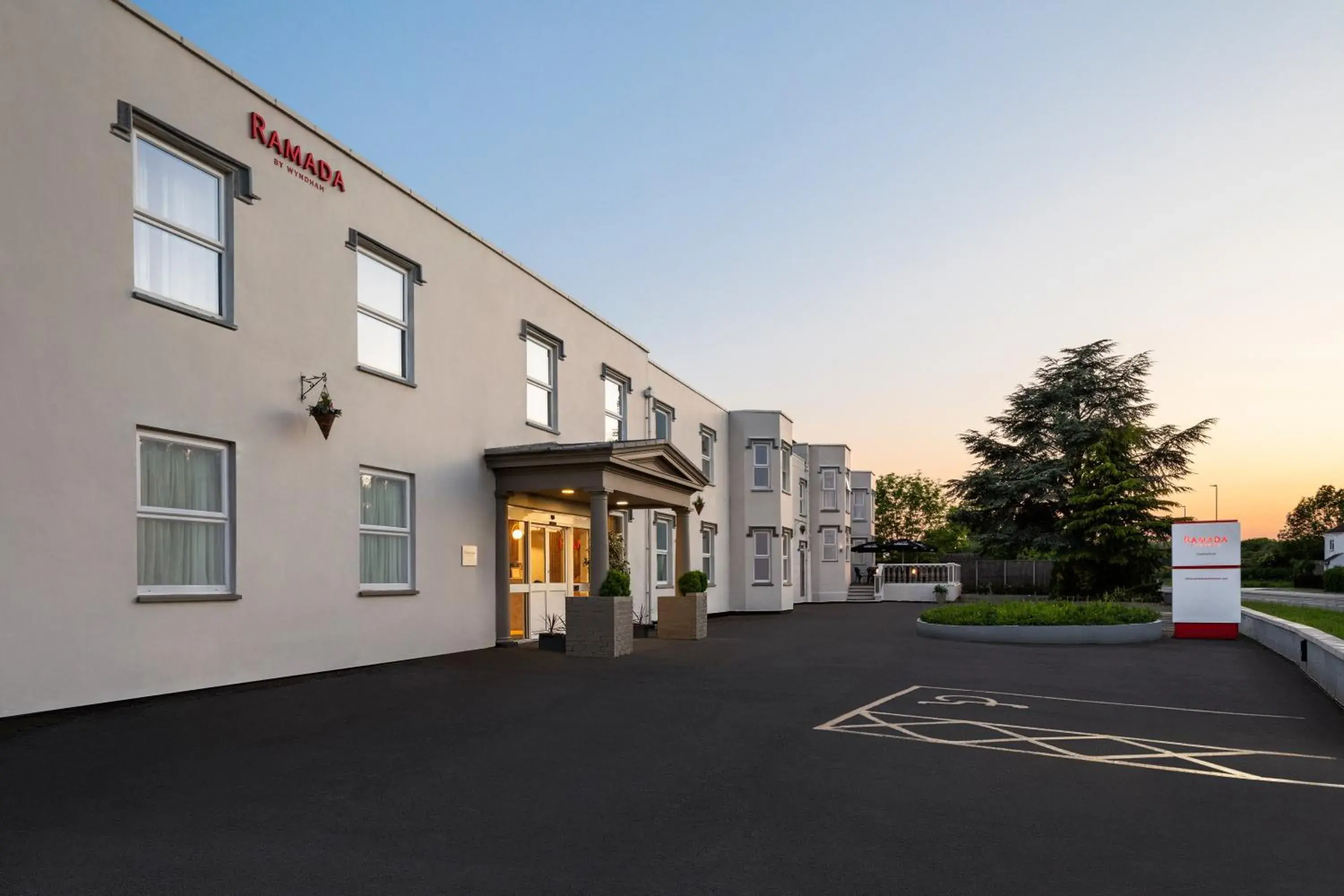 Property building in Ramada by Wyndham Cheltenham Property building in Ramada by Wyndham Cheltenham