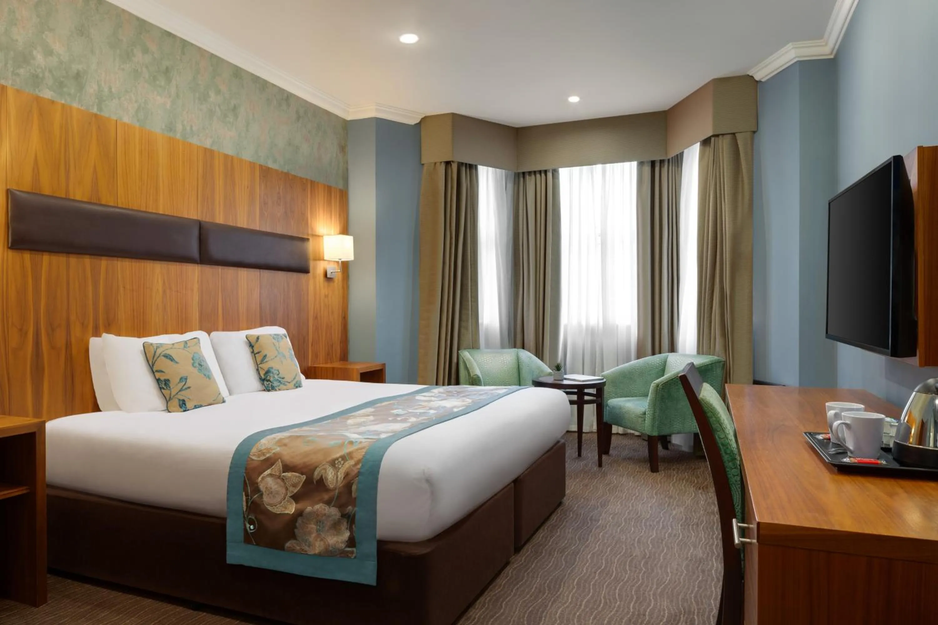Bedroom, Bed in Ramada by Wyndham Cheltenham
