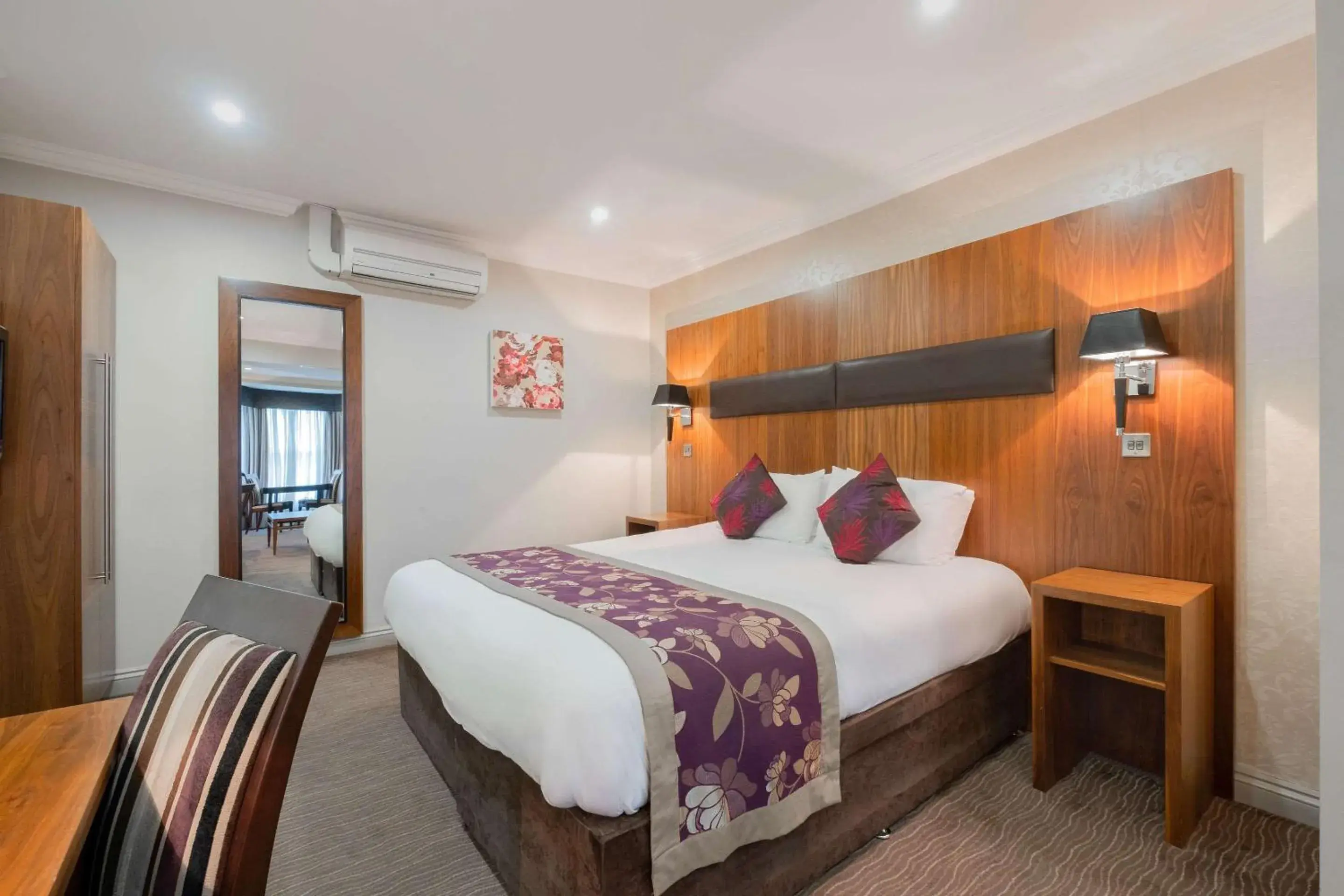 Photo of the whole room, Bed in Ramada by Wyndham Cheltenham Photo of the whole room, Bed in Ramada by Wyndham Cheltenham