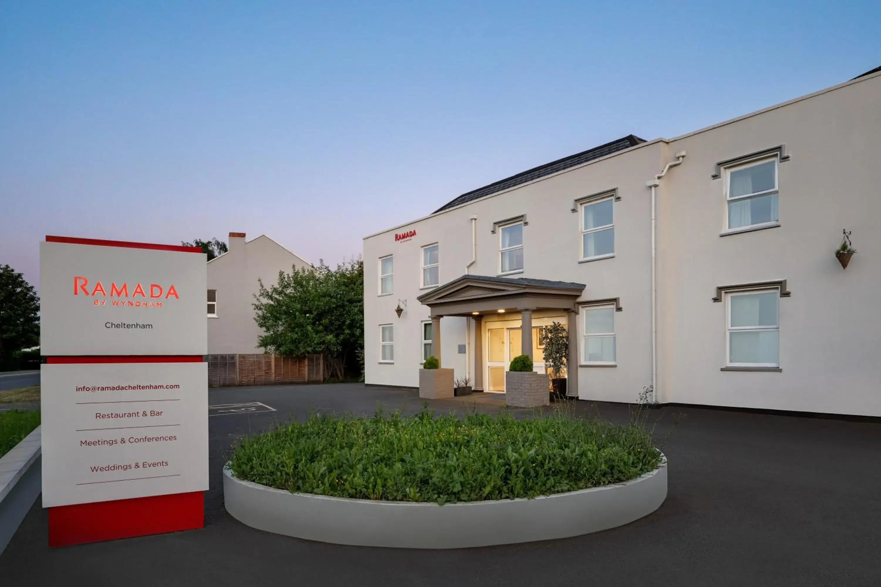 Property building in Ramada by Wyndham Cheltenham Property building in Ramada by Wyndham Cheltenham