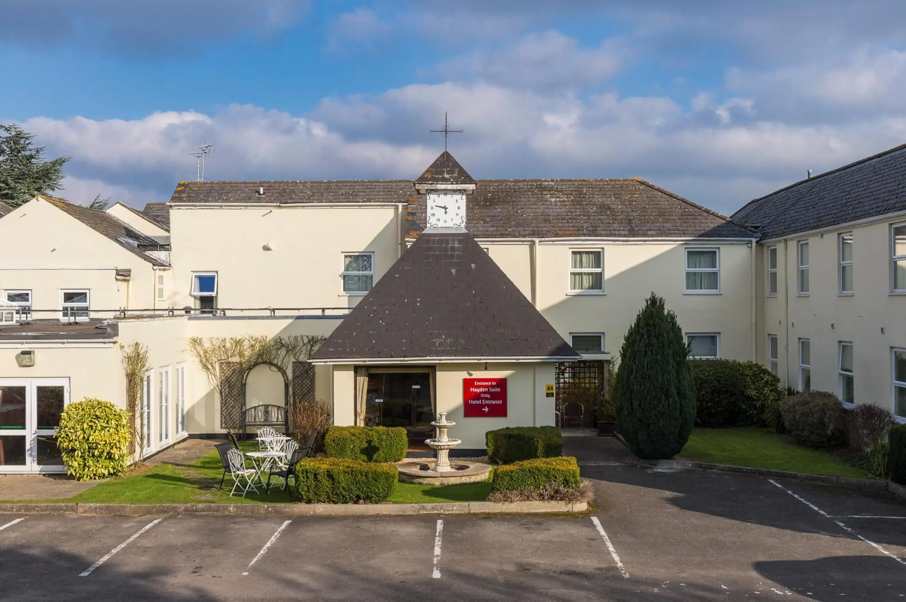 Property building in Ramada by Wyndham Cheltenham Property building in Ramada by Wyndham Cheltenham
