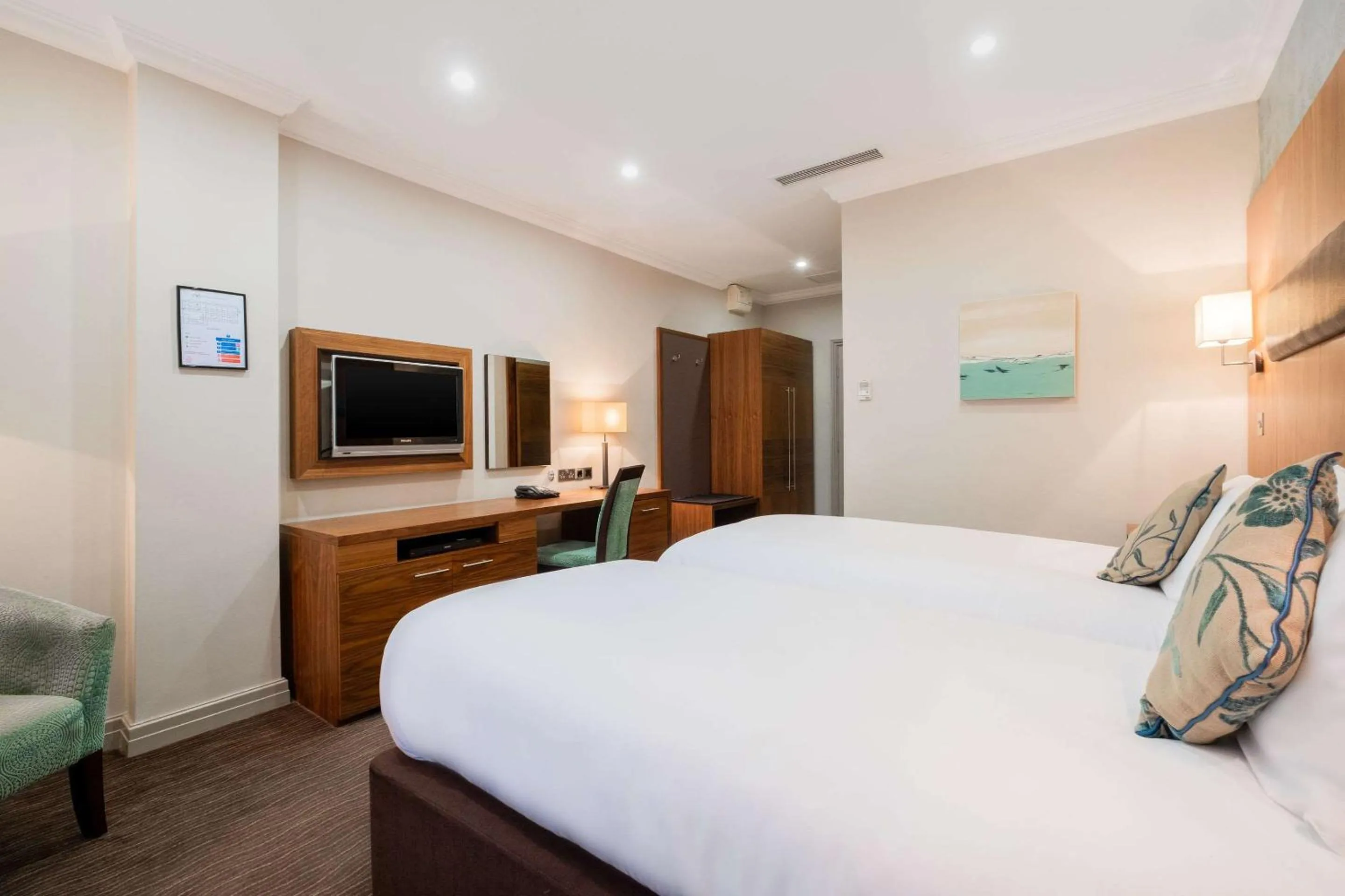 Photo of the whole room, Bed in Ramada by Wyndham Cheltenham