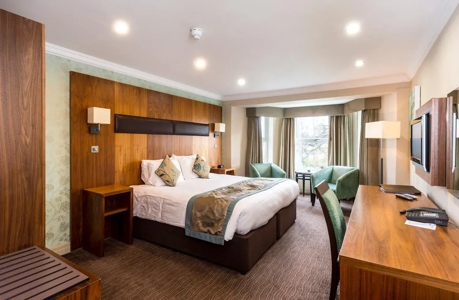 Photo of the whole room, Bed in Ramada by Wyndham Cheltenham Photo of the whole room, Bed in Ramada by Wyndham Cheltenham