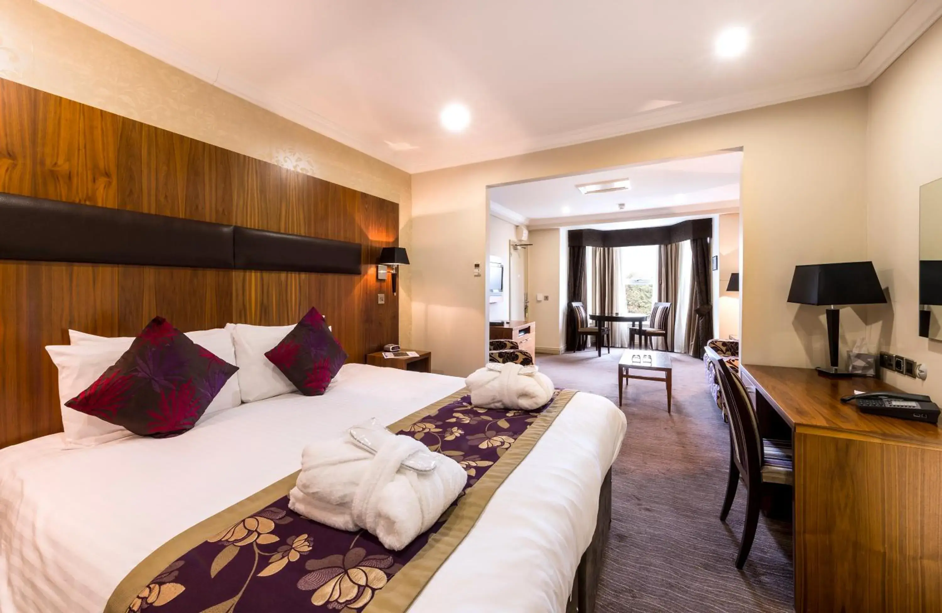 Photo of the whole room, Bed in Ramada by Wyndham Cheltenham Photo of the whole room, Bed in Ramada by Wyndham Cheltenham