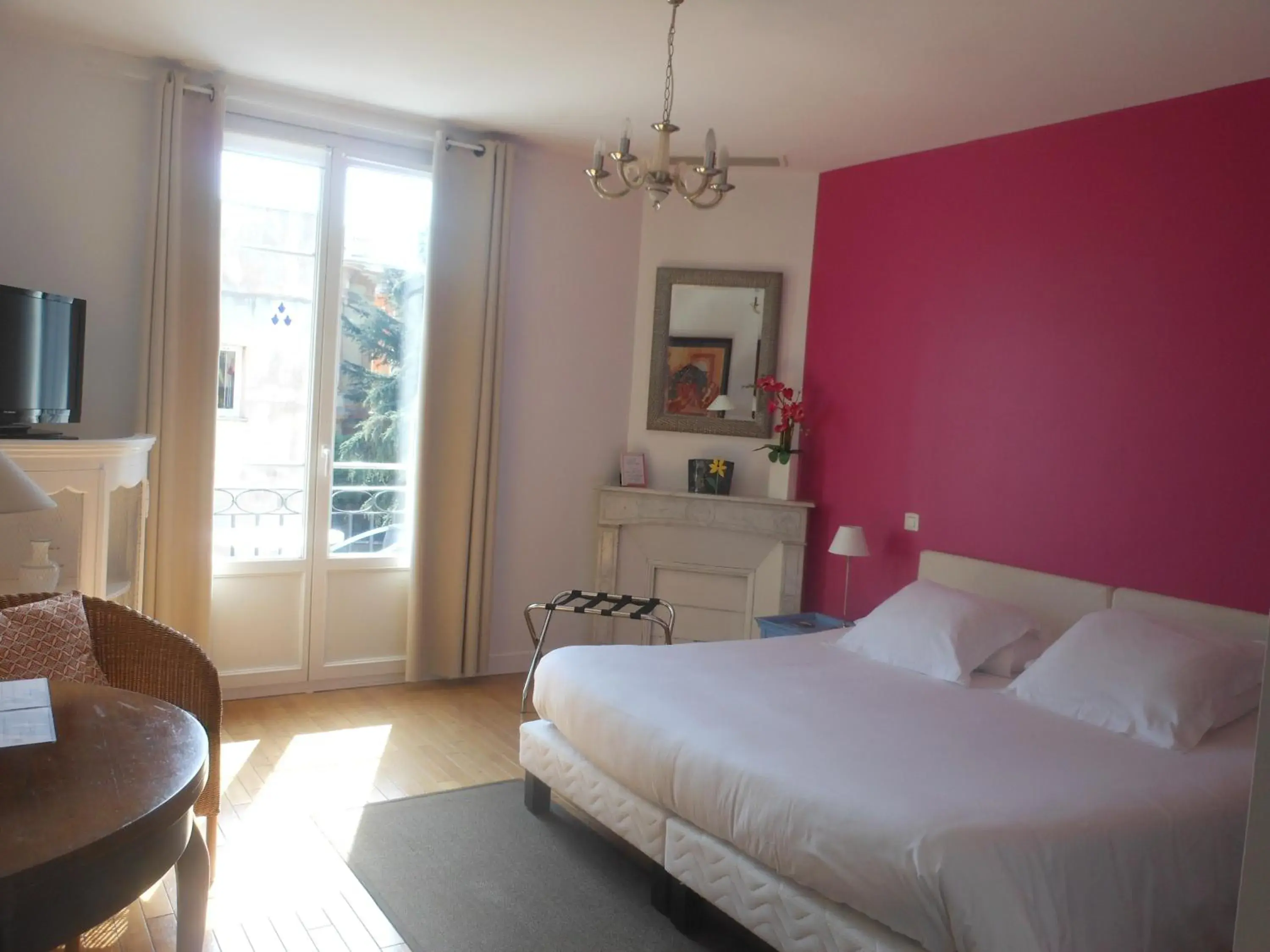 Photo of the whole room, Bed in Hotel Villa Les Cygnes