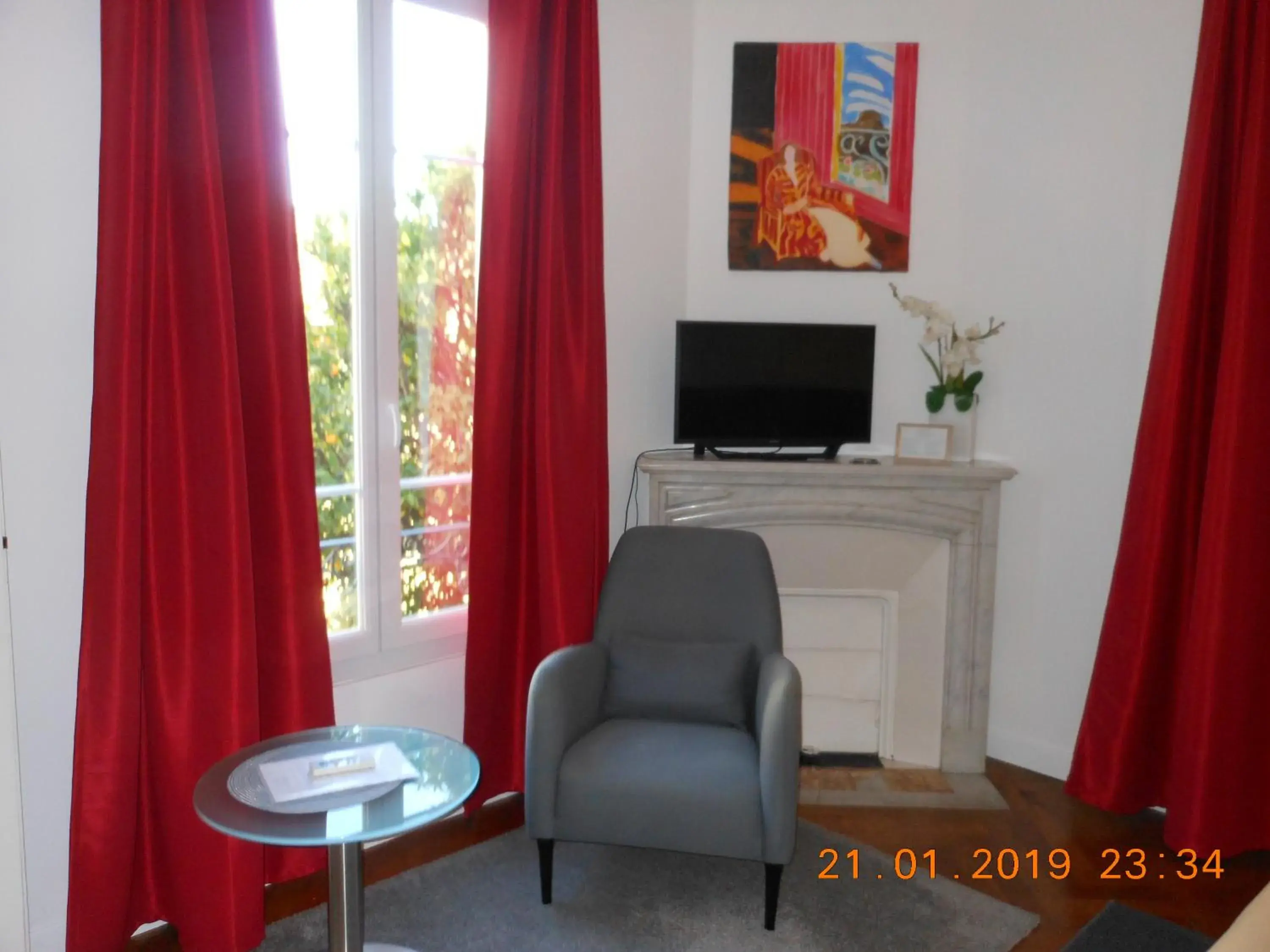 Photo of the whole room, TV/Entertainment Center in Hotel Villa Les Cygnes