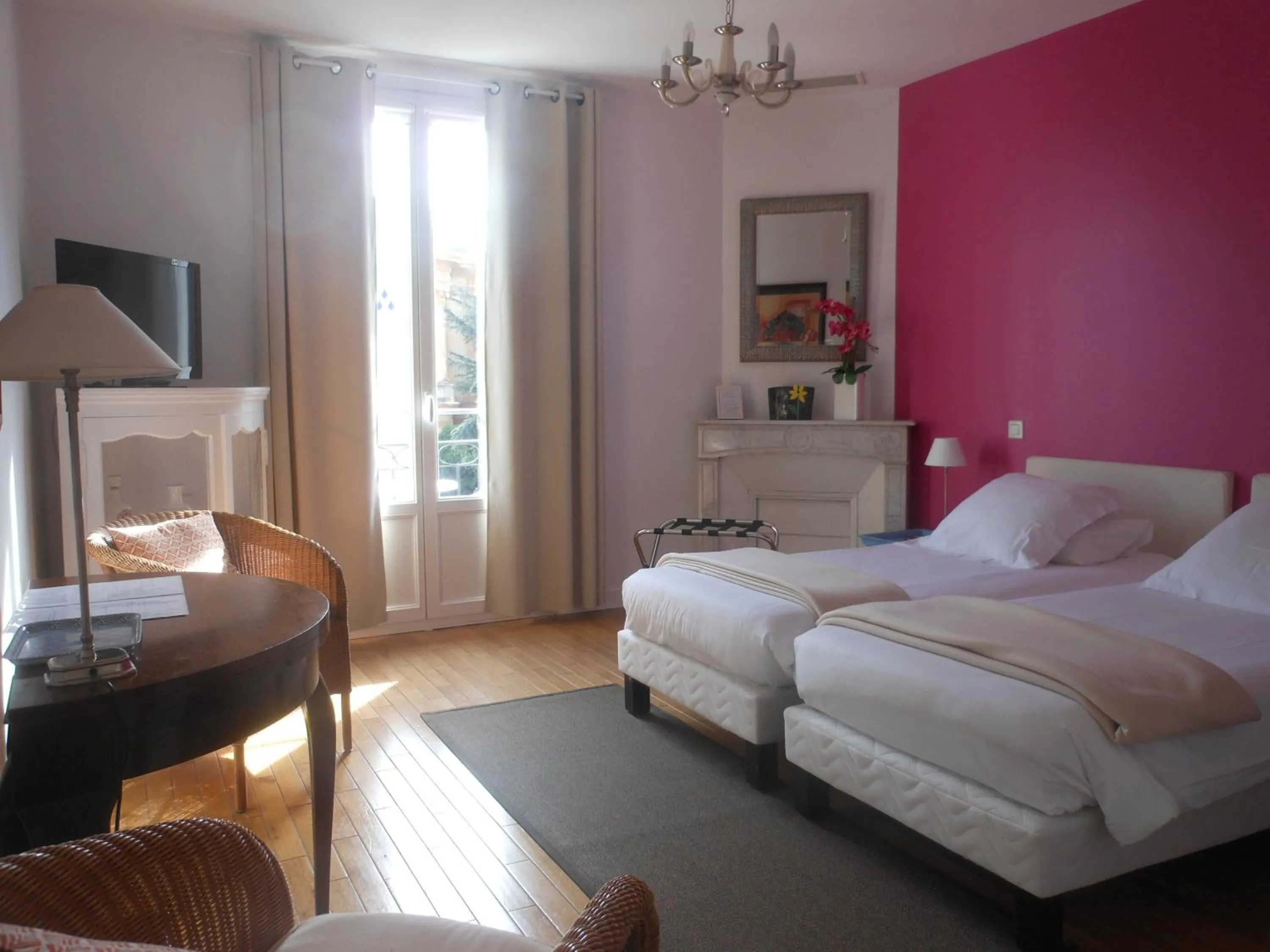 Photo of the whole room, Bed in Hotel Villa Les Cygnes