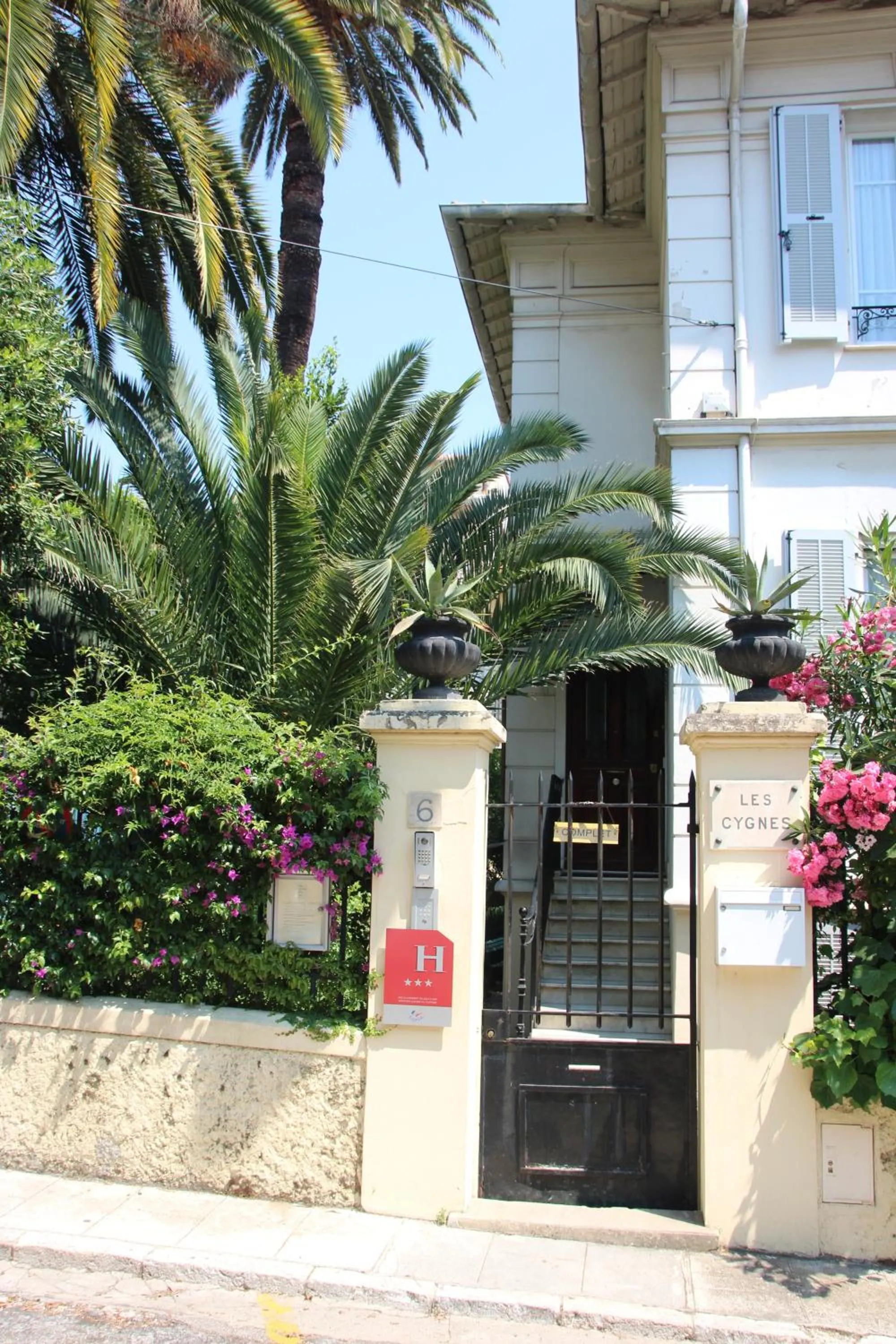 Facade/entrance in Hotel Villa Les Cygnes