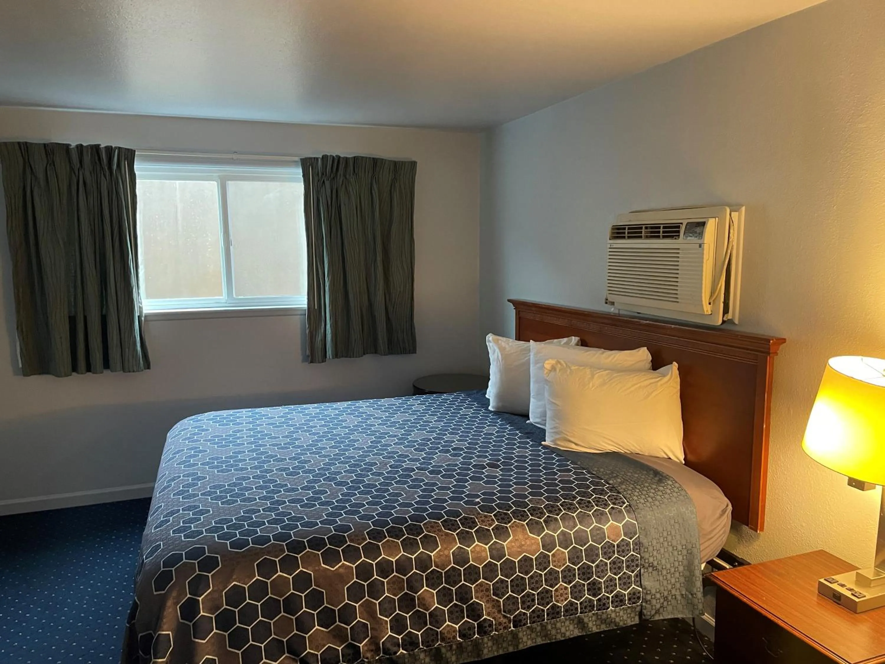 Bed in La Hacienda Motel