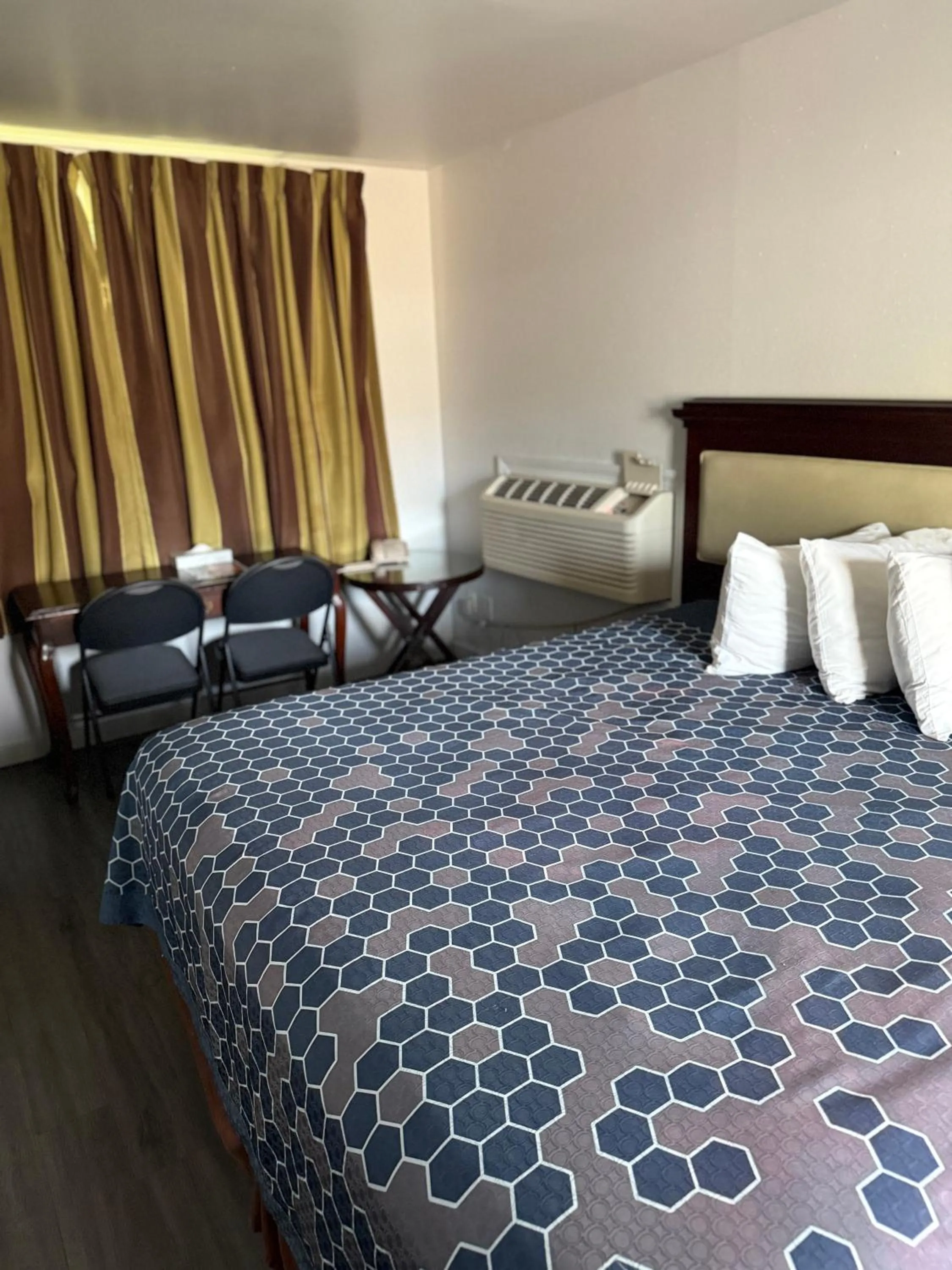 Bed in La Hacienda Motel