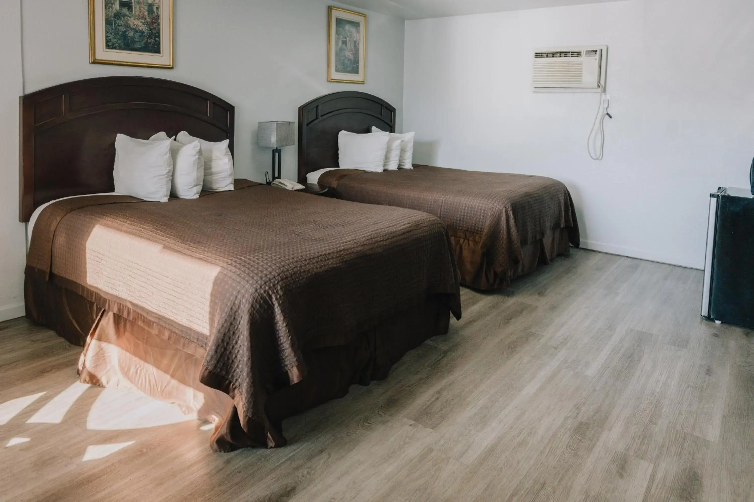 Queen Room with Two Queen Beds in La Hacienda Motel Queen Room with Two Queen Beds in La Hacienda Motel