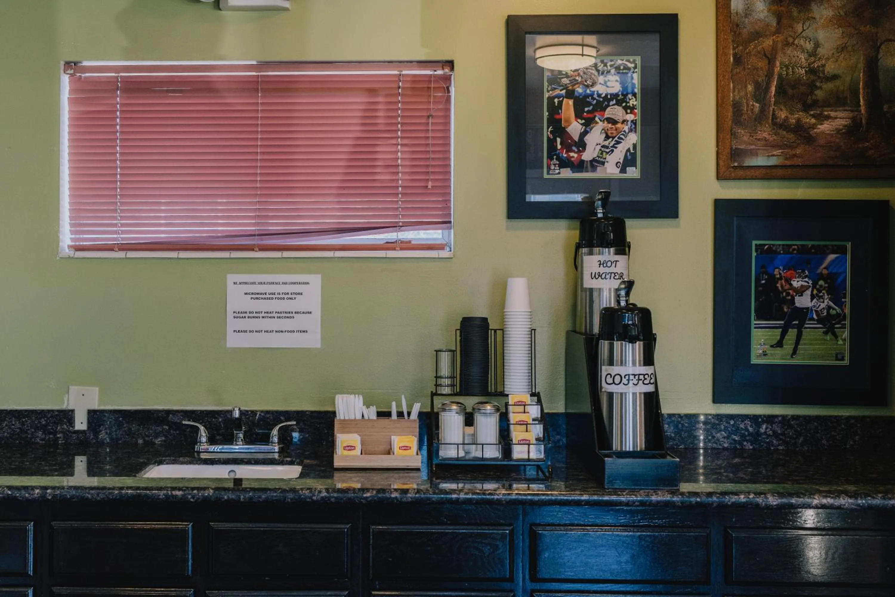 Coffee/tea facilities in La Hacienda Motel
