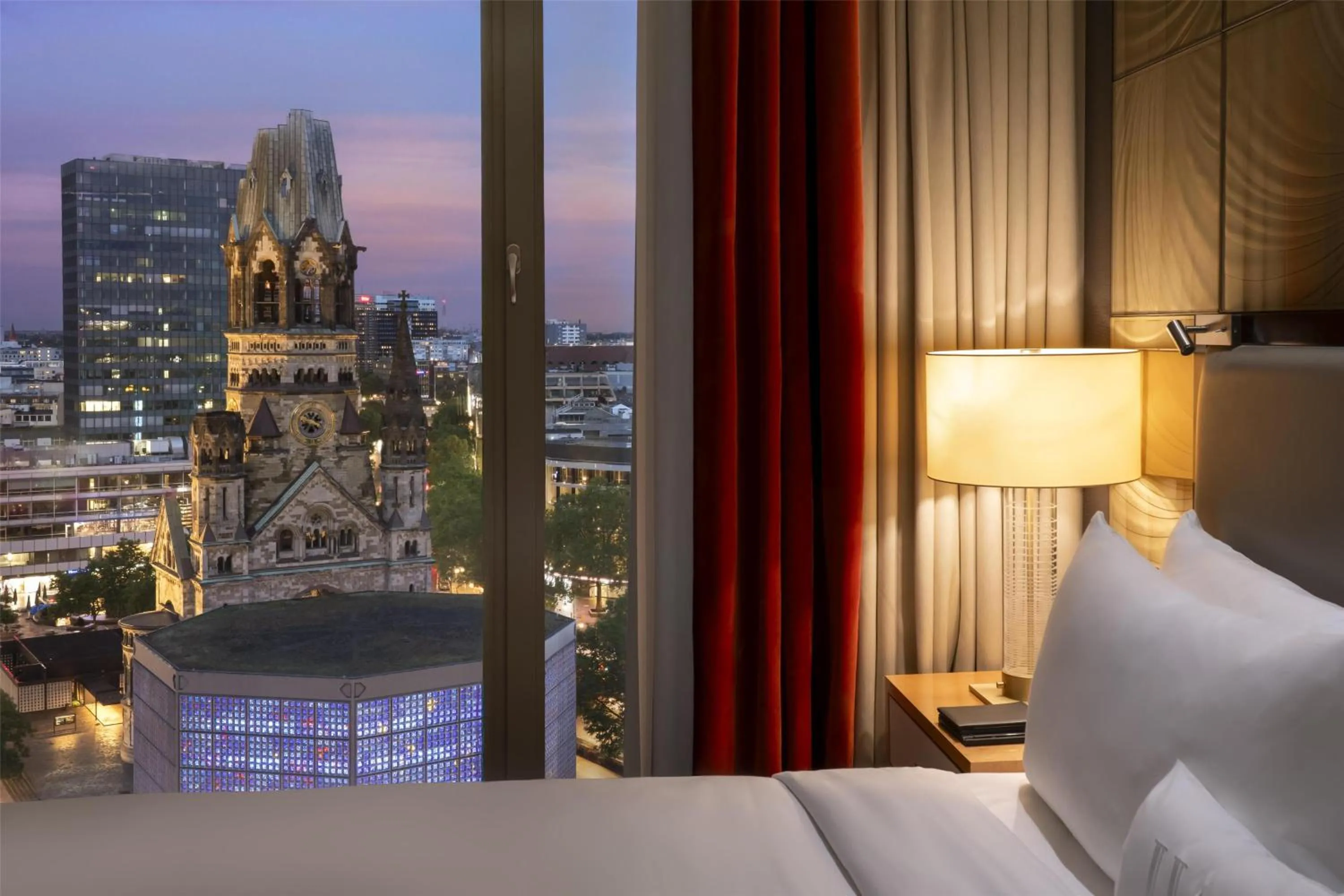 View (from property/room), Bed in Waldorf Astoria Berlin