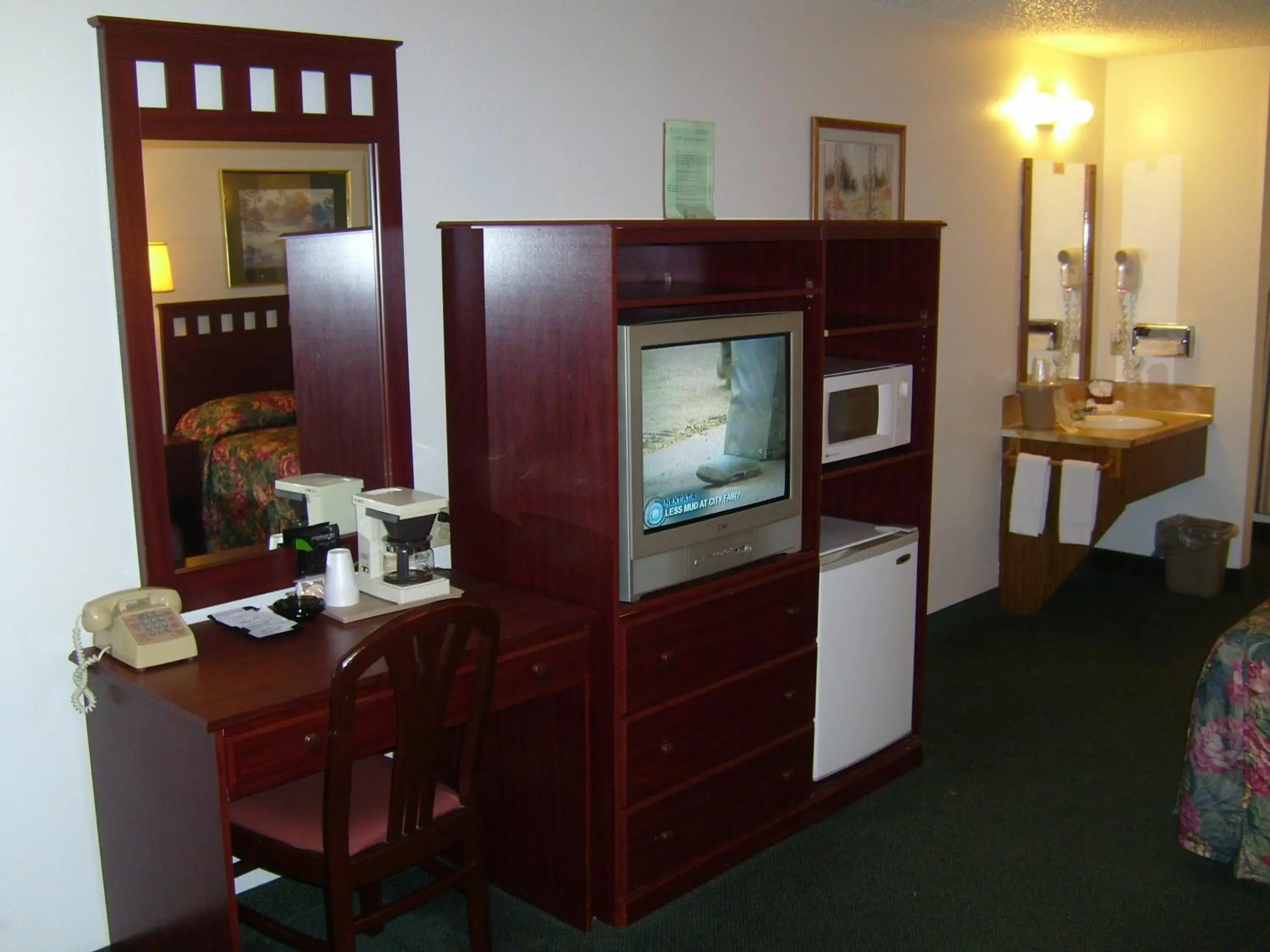 Queen Room with Two Queen Beds - single occupancy - Non-Smoking in Shanico Inn Queen Room with Two Queen Beds - single occupancy - Non-Smoking in Shanico Inn