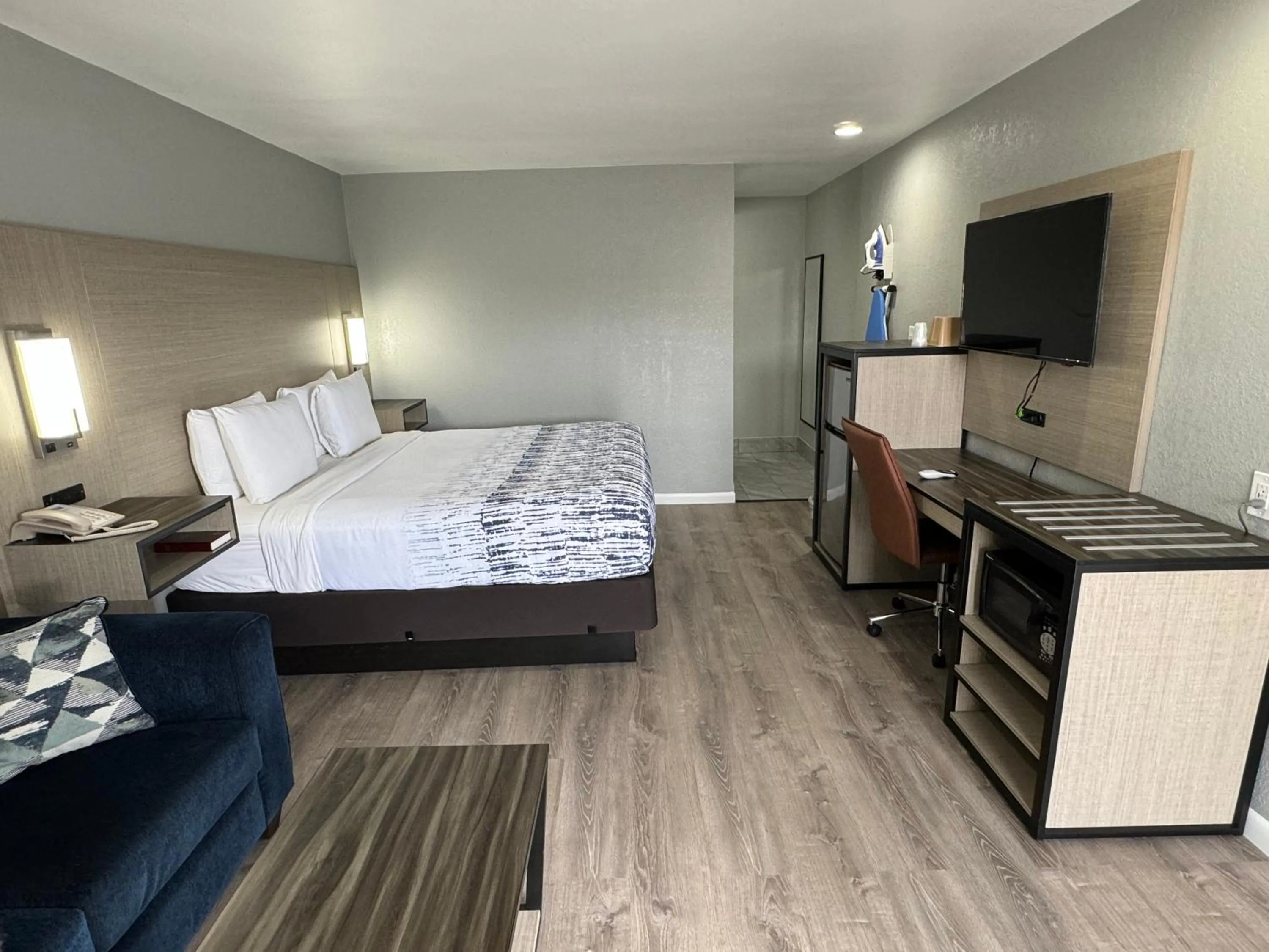 Photo of the whole room, Bed in Copper Manor Motel