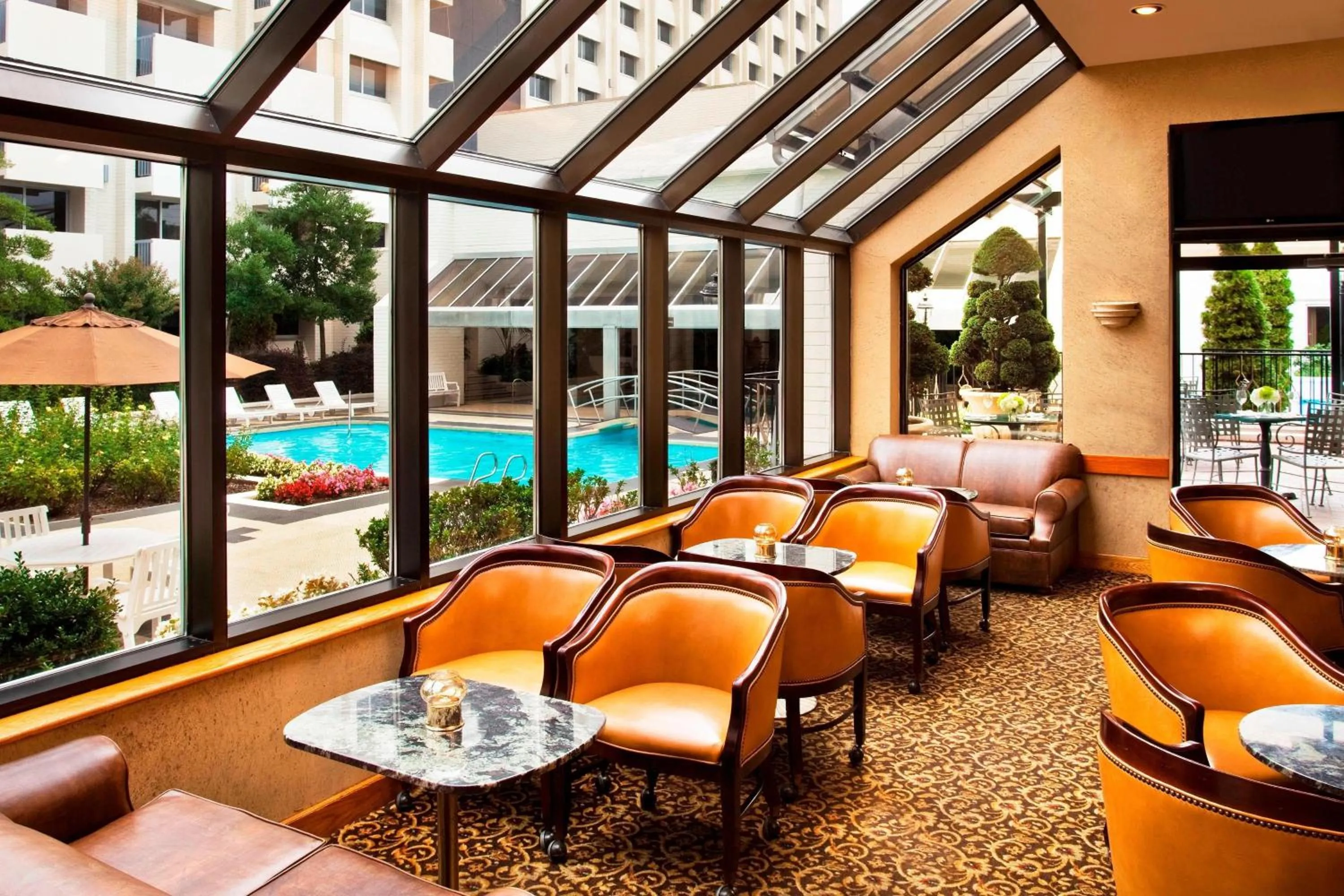 Lounge or bar in Sheraton Greensboro