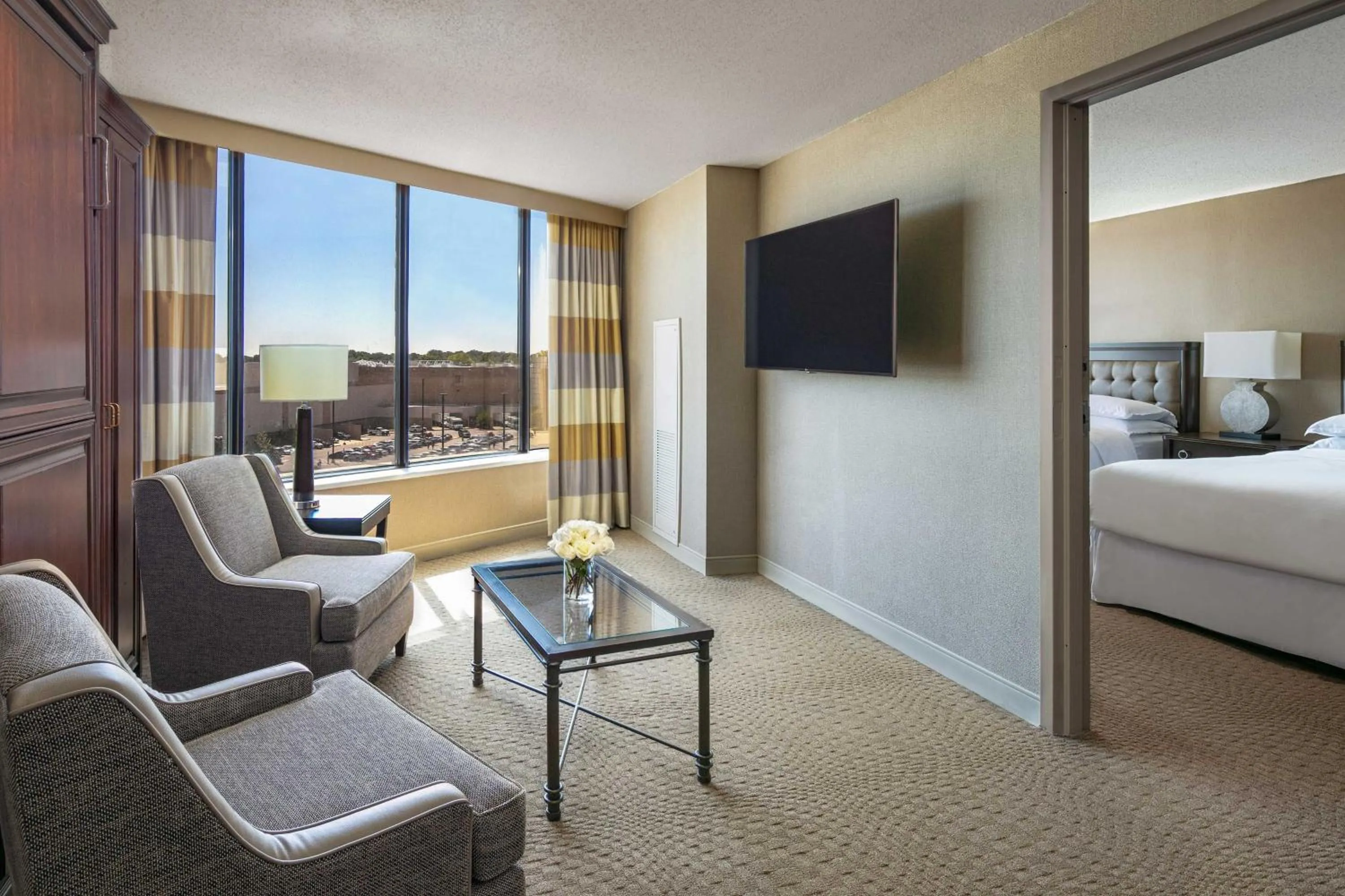 Photo of the whole room, Bed in Sheraton Greensboro