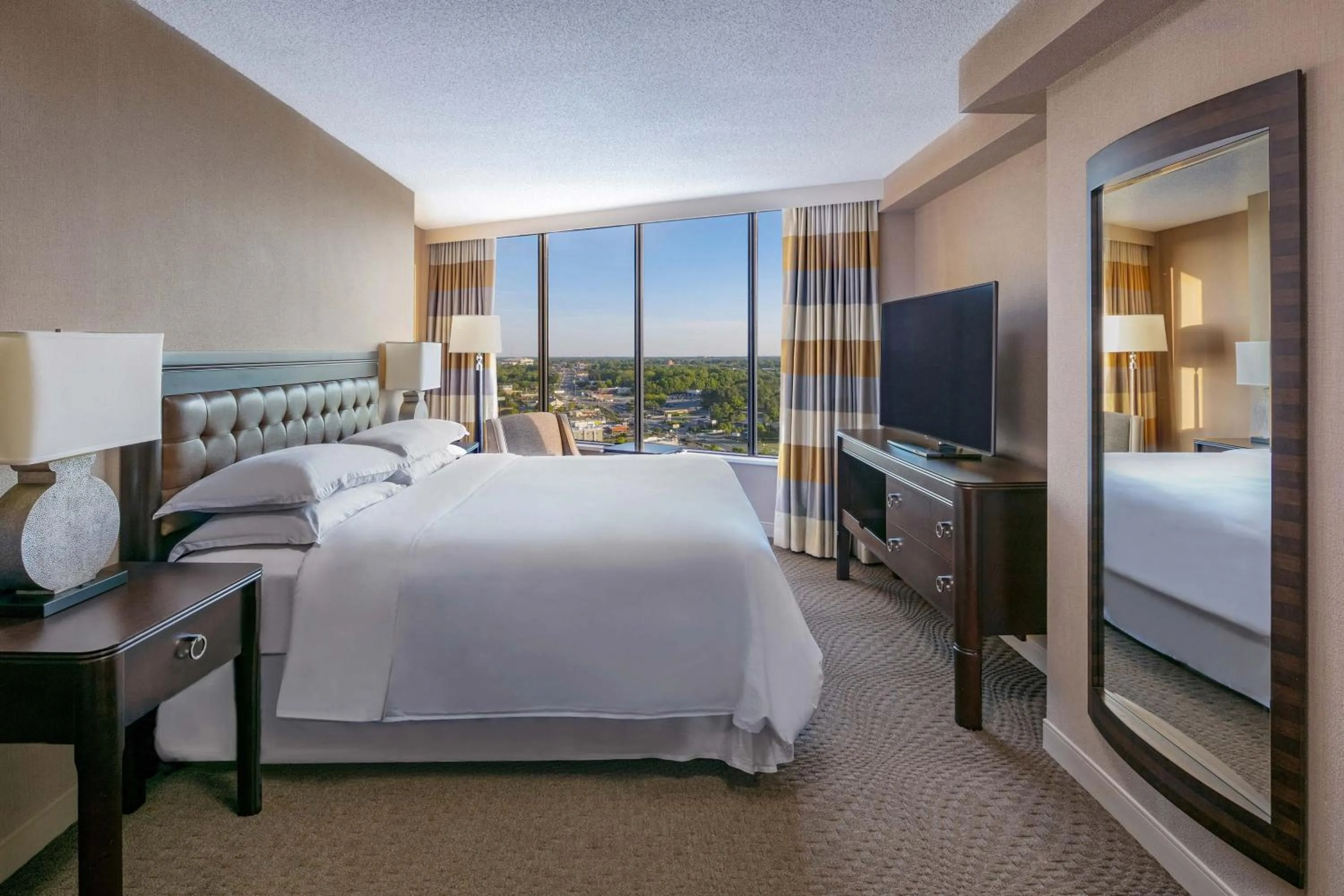 Photo of the whole room, Bed in Sheraton Greensboro